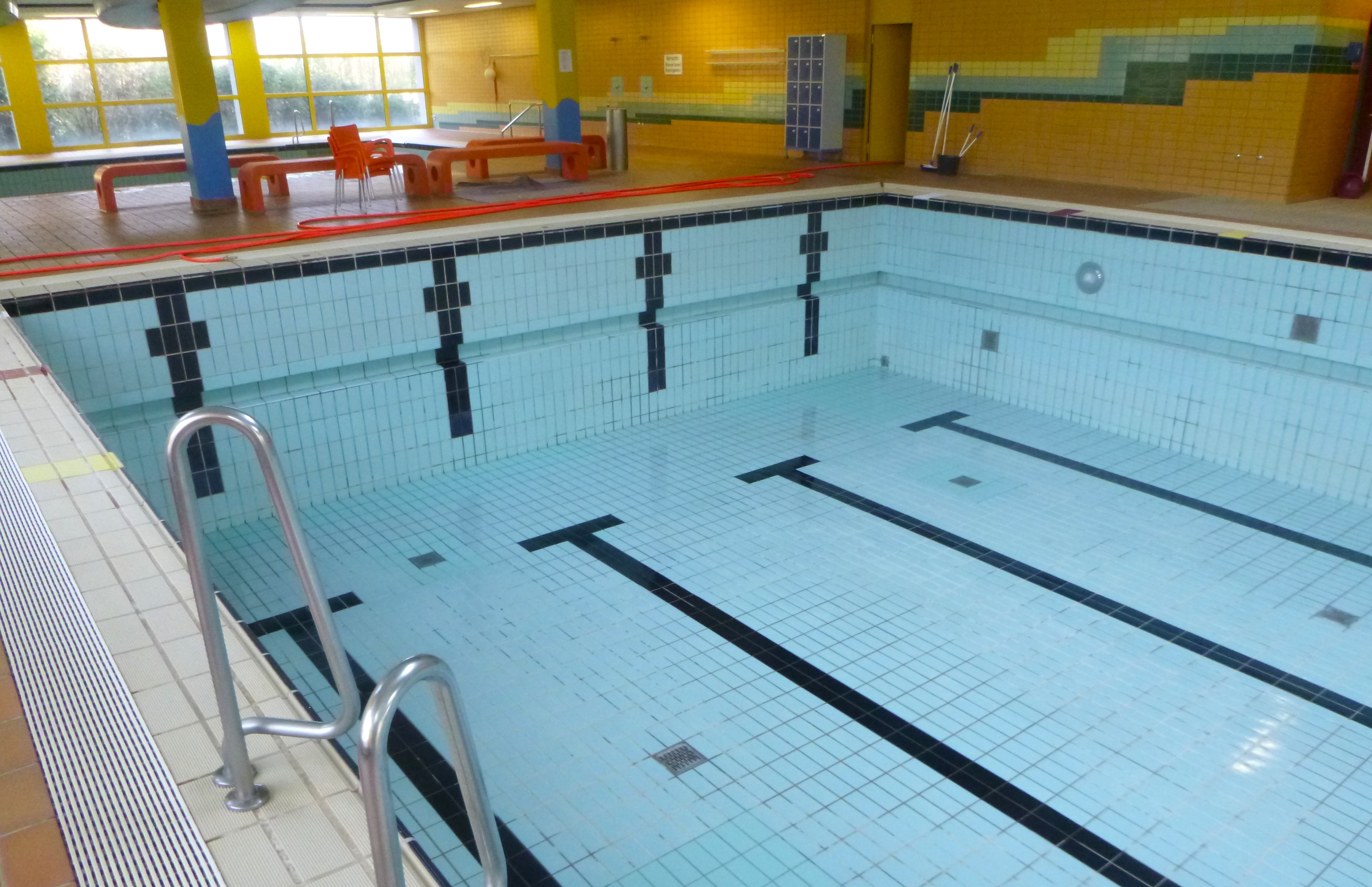 Bei der anstehenden Hallenbad-Sanierung werden u.a. die Fliesen in den Schwimmbecken erneuert: Blick ins leere Becken. 