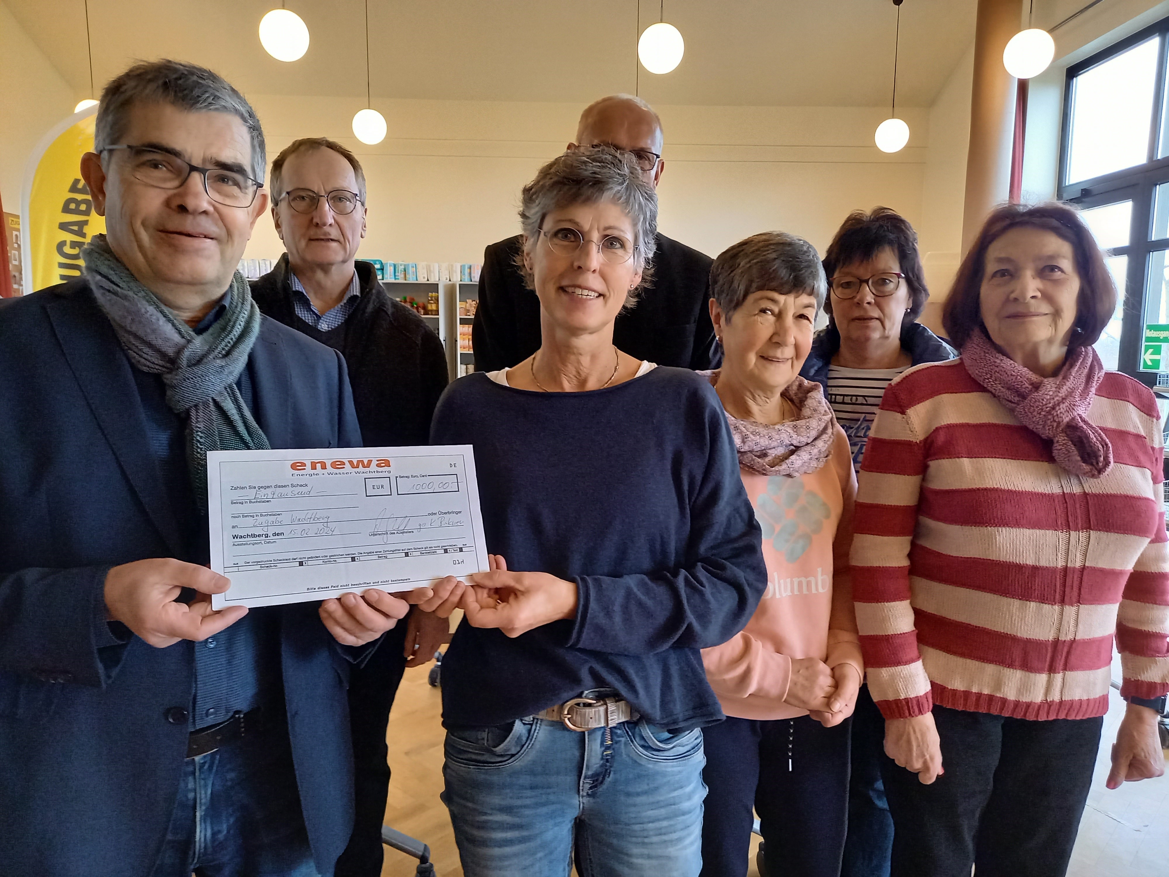 Enewa-Geschäftsführer Volker Strehl (li.) und Andrea Neu (3.v.l.) freuen sich mit Kirchenvertretern und Mitarbeiterinnen über die Spende für die ZUGABE.