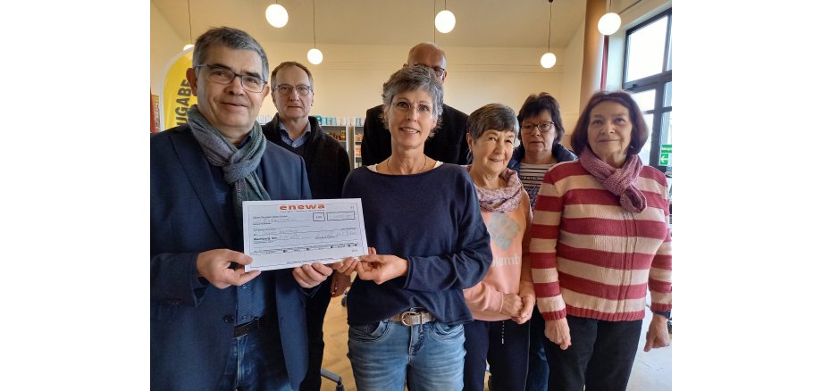 Enewa-Geschäftsführer Volker Strehl (li.) und Andrea Neu (3.v.l.) freuen sich mit Kirchenvertretern und Mitarbeiterinnen über die Spende für die ZUGABE.