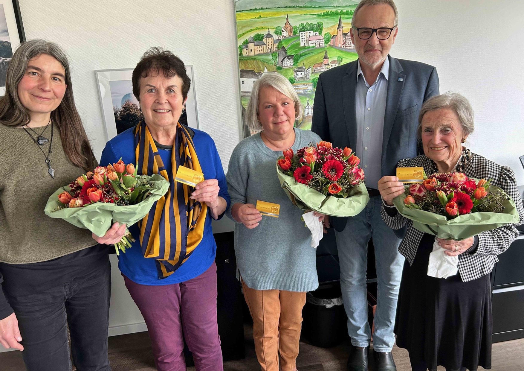 Ehrenamtskarten überreicht. (v.l.n.r.) Ehrenamtsbeauftragte Katja Ackermann, Heidi Rusnak, Monika Heidenreich, Bürgermeister Jörg Schmidt und Doris Crampen.