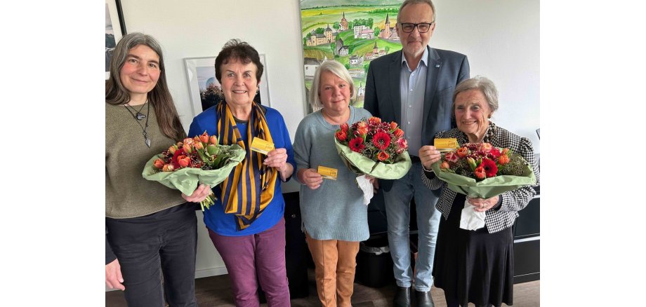 Ehrenamtskarten überreicht. (v.l.n.r.) Ehrenamtsbeauftragte Katja Ackermann, Heidi Rusnak, Monika Heidenreich, Bürgermeister Jörg Schmidt und Doris Crampen.