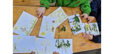 Frühlingsfest-Aktion für Kinder: Ein Bild aus Gräsern und Blättern. 