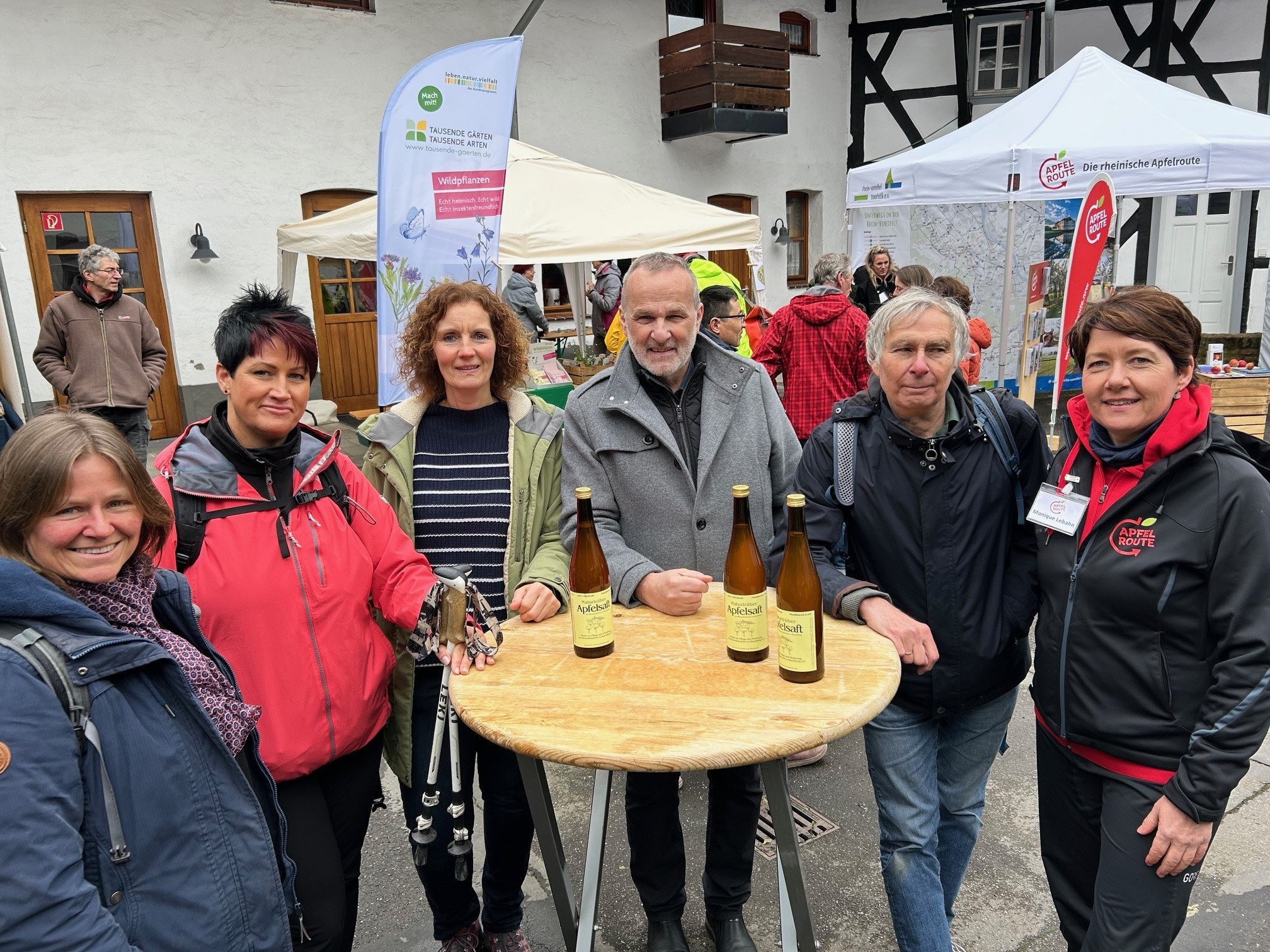 Frühlingsfest – offiziell eröffnet von Bürgermeister Jörg Schmidt (3.v.r.), hier mit Monique Lebahn (re./RVT), Andreas Stümer (2.v.r./ADFC) sowie (v.l.) aus dem Fachbereich 60 Tanja Gohrbandt, FB-Leiterin Jeannette Herrmann und Fest-Organisatorin Melanie Kamradt. Frühlingsfest – offiziell eröffnet von Bürgermeister Jörg Schmidt (3.v.r.), hier mit Monique Lebahn (re./RVT), Andreas Stümer (2.v.r./ADFC) sowie (v.l.) aus dem Fachbereich 60 Tanja Gohrbandt, FB-Leiterin Jeannette Herrmann und Fest-Organisatorin Melanie Kamradt.