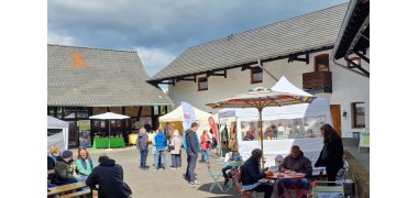 Frühlingsmarkt – Blick in den Innenhof, in dem zahlreiche Aussteller ein vielseitiges Angebot offerierten.