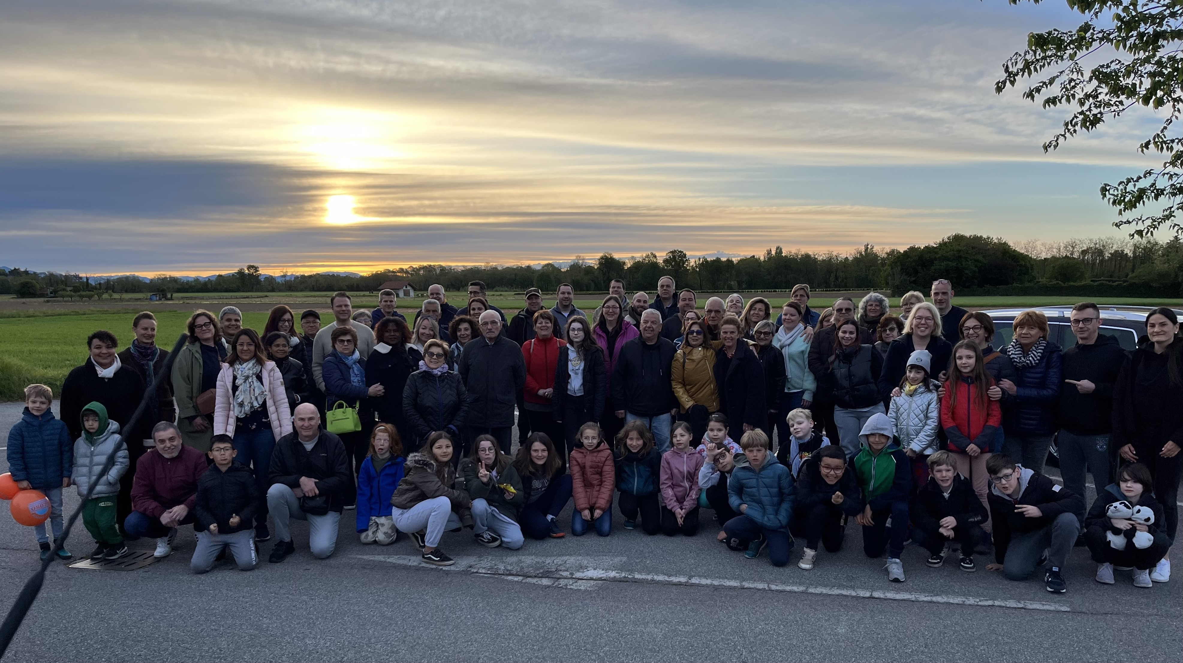 Trinationaler Grundschulaustausch – Gruppenbild aller Teilnehmerinnen und Teilnehmer. Trinationaler Grundschulaustausch – Gruppenbild aller Teilnehmerinnen und Teilnehmer.