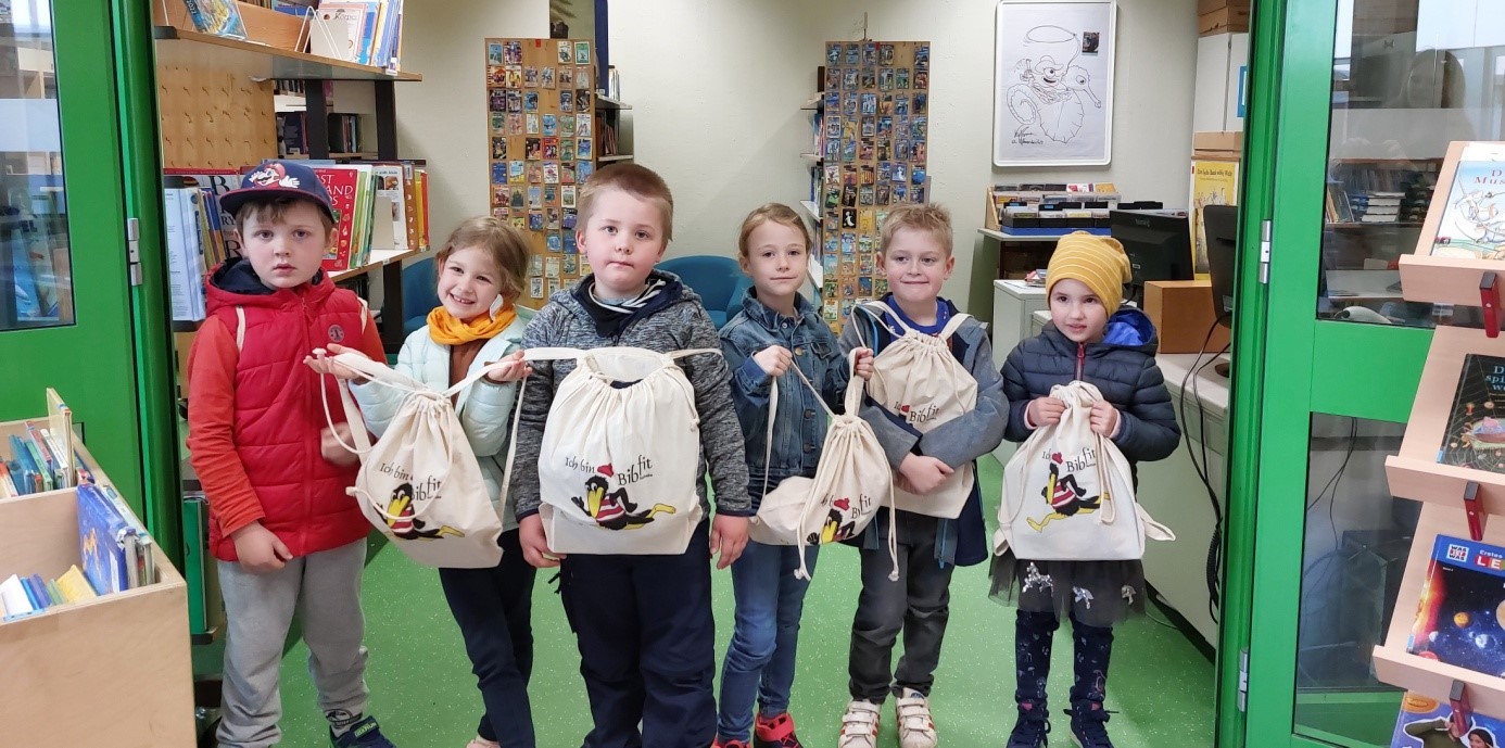 Die Vorschulfüchse des Kindergartens Maulwurfshügel in Werthhoven schnuppern Büchereiluft. Die Vorschulfüchse des Kindergartens Maulwurfshügel in Werthhoven in der Schulbücherei in Berkum.