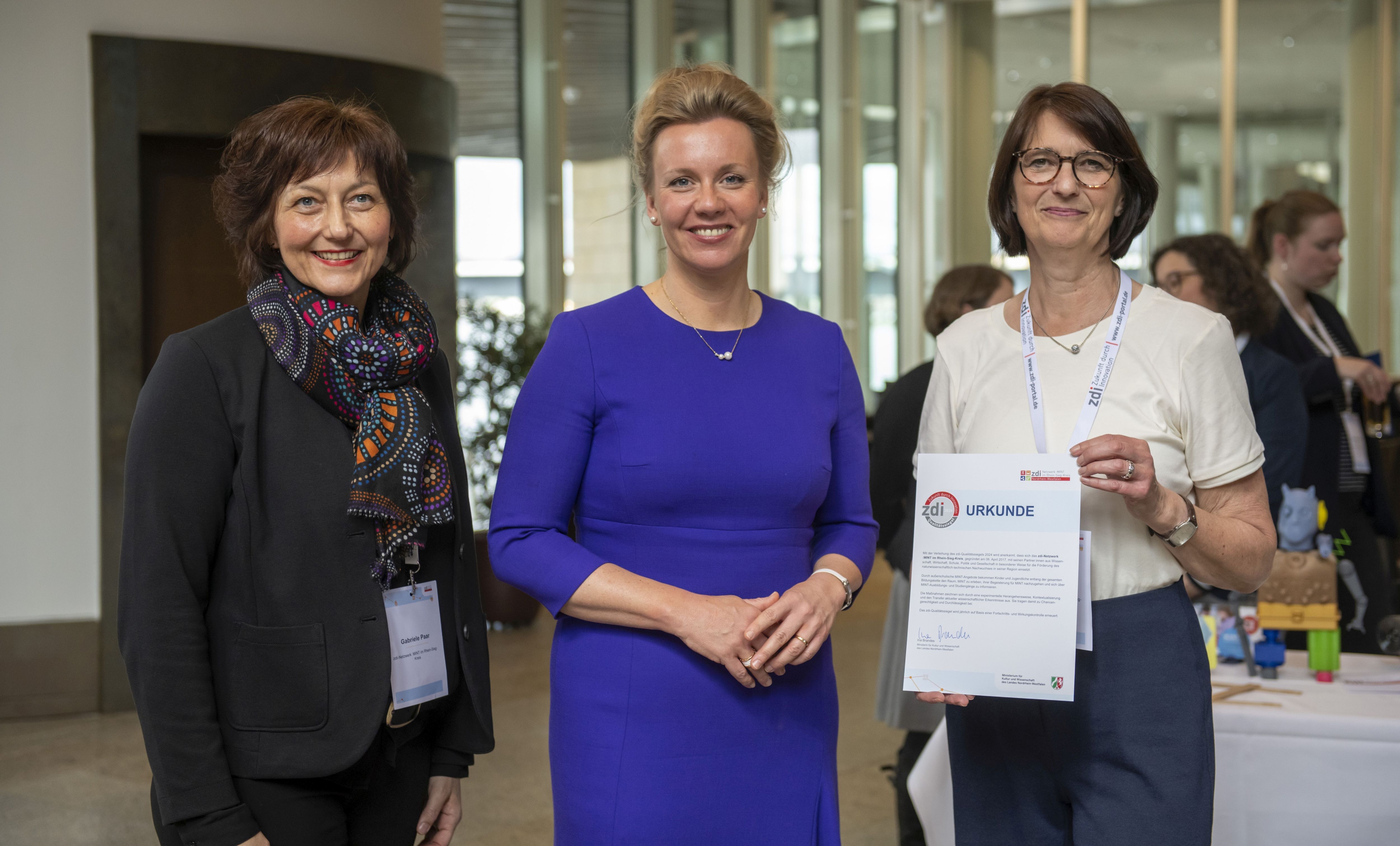 NRW-Kultur- u. Wissenschaftsministerin Ina Brandes (Mitte) m. Gabriele Paar (l.), Leiterin d. Regionalen Bildungs-, Kultur- u. Sportbüros im Amt f. Schule, Bildung, Kultur u. Sport d. RSK, u. Bettina Wallor v. Regionalen Bildungsbüro. NRW-Kultur- u. Wissenschaftsministerin Ina Brandes (Mitte) m. Gabriele Paar (l.), Leiterin d. Regionalen Bildungs-, Kultur- u. Sportbüros im Amt f. Schule, Bildung, Kultur u. Sport d. RSK, u. Bettina Wallor v. Regionalen Bildungsbüro.