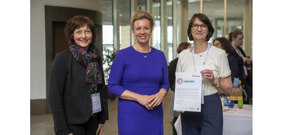 NRW-Kultur- u. Wissenschaftsministerin Ina Brandes (Mitte) m. Gabriele Paar (l.), Leiterin d. Regionalen Bildungs-, Kultur- u. Sportbüros im Amt f. Schule, Bildung, Kultur u. Sport d. RSK, u. Bettina Wallor v. Regionalen Bildungsbüro. 