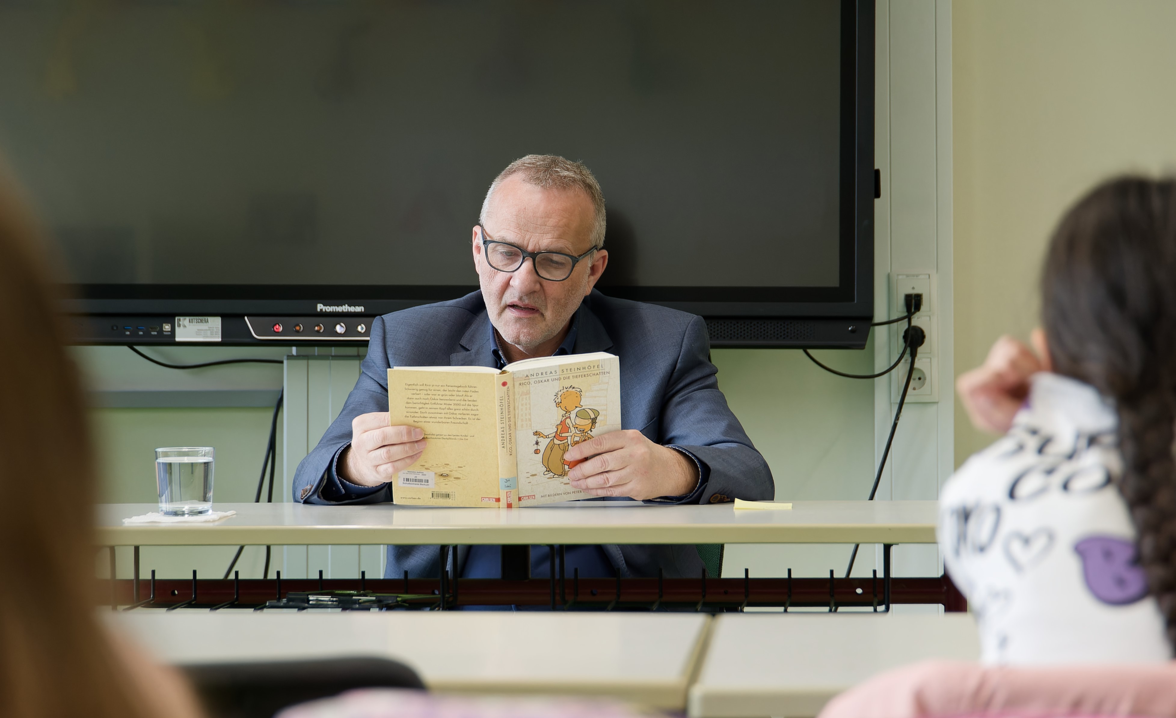 Bürgermeister als Lesepate: Bürgermeister Jörg Schmidt las am Welttag des Buches in der Hans-Dietrich-Genscher-Schule den Kindern der Klasse 5b aus „Rico, Oskar und die Tieferschatten“ vor. 