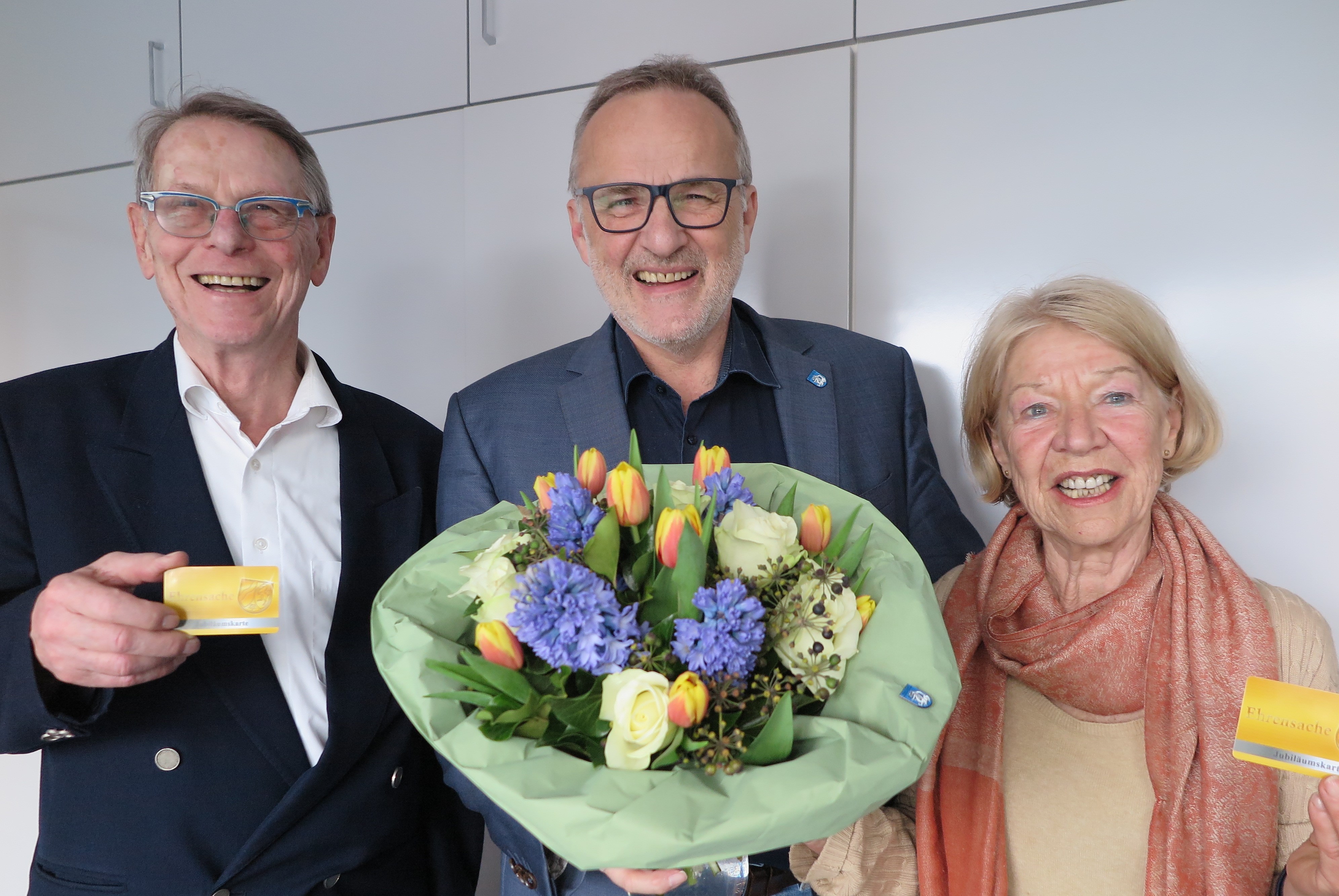 Bürgermeister Jörg Schmidt (Mitte) mit Maria und Hans Böhm bei der Übergabe der Jubiläumsehrenamtskarten. Bürgermeister Jörg Schmidt (Mitte) mit Maria und Hans Böhm bei der Übergabe der Jubiläumsehrenamtskarten.