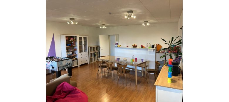 Jugendtreff Werthhoven - der neue Tisch lädt zum Essen und Basteln ein. 