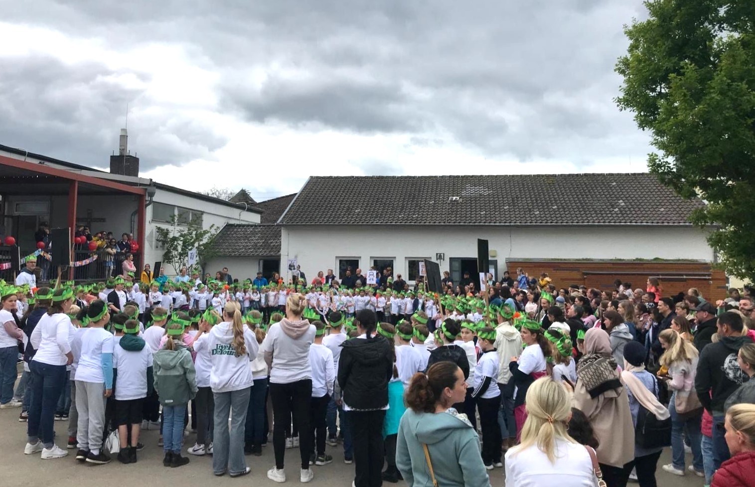 Mit einem großen Schulfest und vielen Gästen endete die Projektwoche „Olympische Spiele“ an der KGS Villip. Mit einem großen Schulfest und vielen Gästen endete die Projektwoche „Olympische Spiele“ an der KGS Villip.