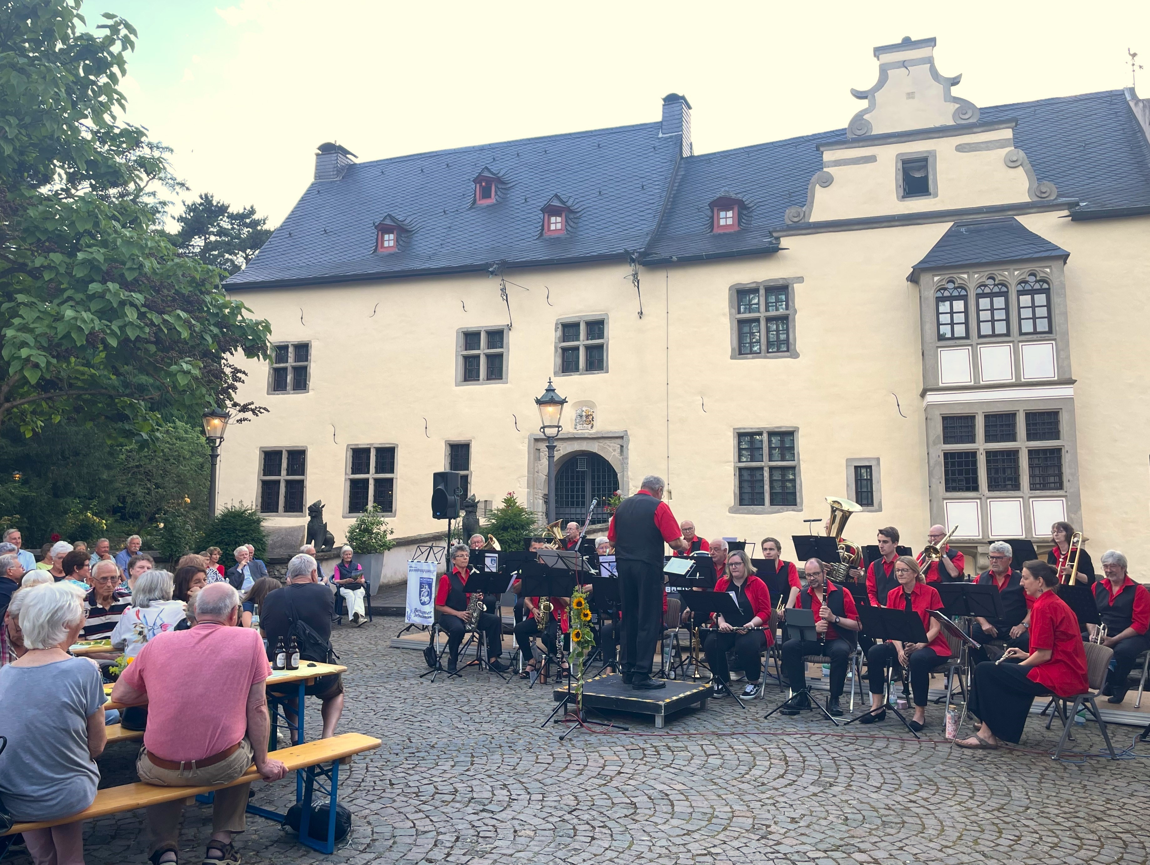 Die Berkumer Dorfmusikanten hatten wieder zu einem gemütlichen Feierabend mit Blasmusik auf Burg Odenhausen eingeladen Die Berkumer Dorfmusikanten hatten wieder zu einem gemütlichen Feierabend mit Blasmusik auf Burg Odenhausen eingeladen