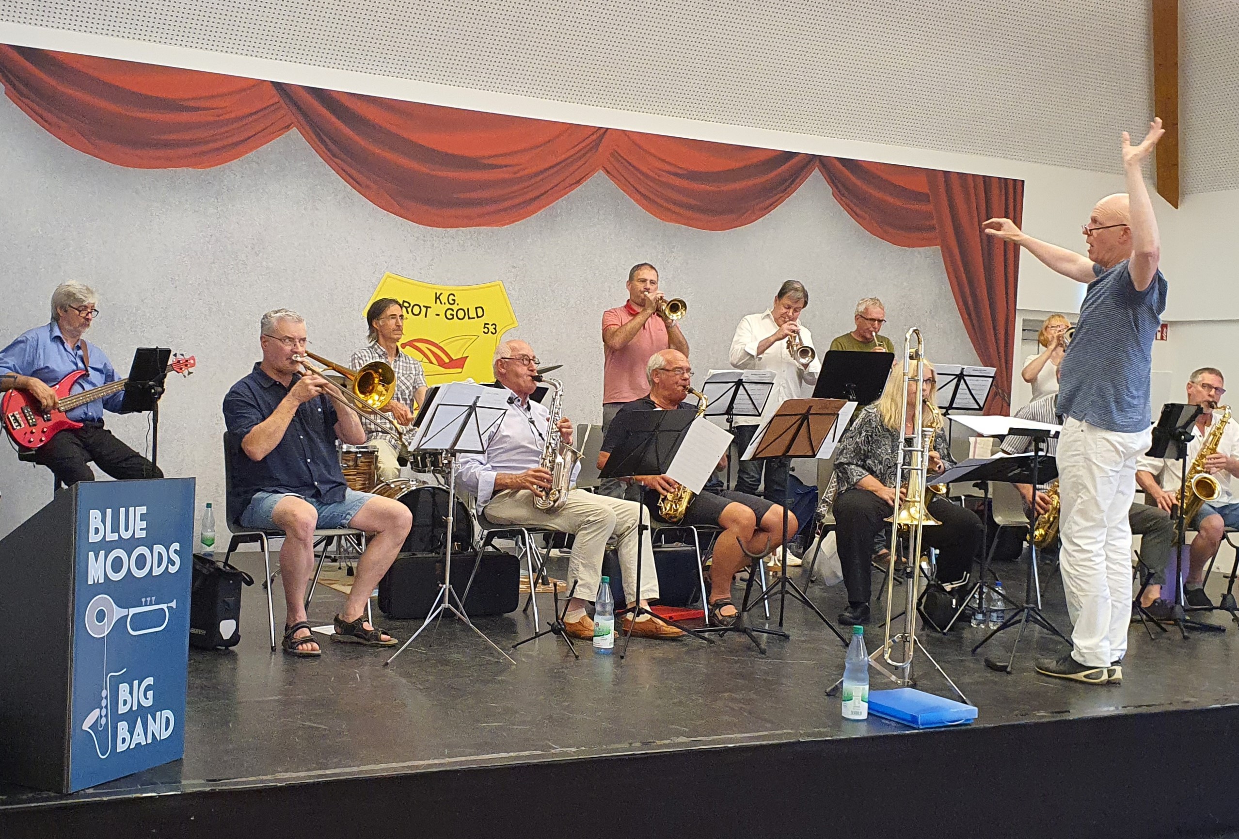 Blue Moods Big Band – Leiter Gerhard Halene in Aktion Blue Moods Big Band – Leiter Gerhard Halene in Aktion