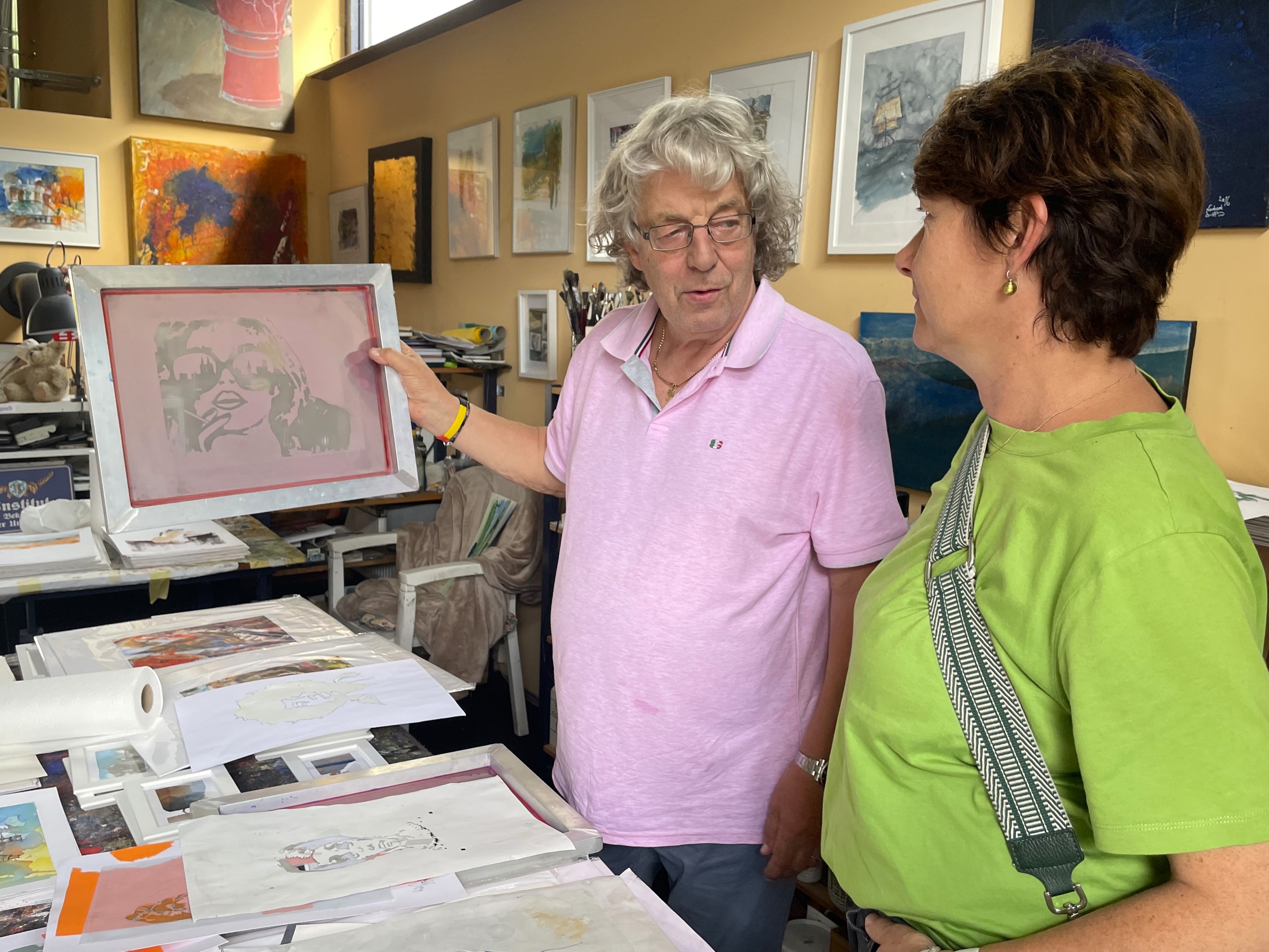 Norbert Bogusch erläutert das Siebdruck-Verfahren