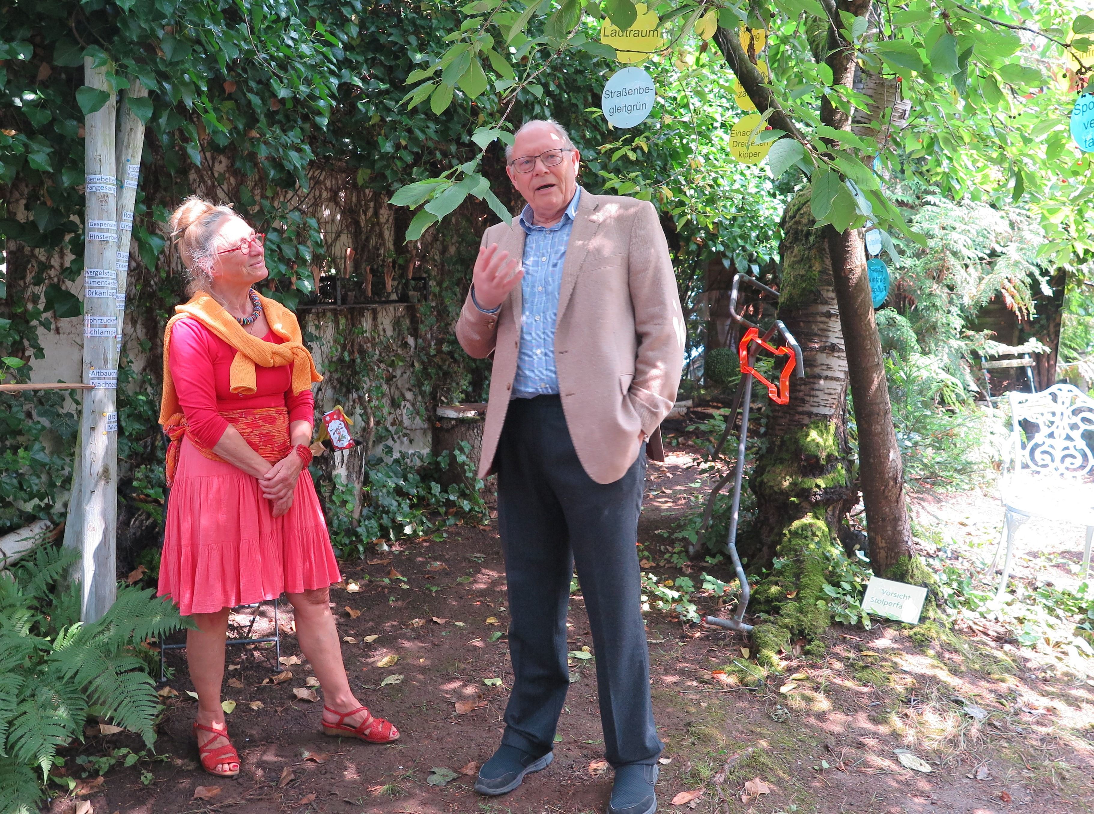 Dr. Dieter Braun eröffnete die Ausstellung „machen se mal nen Punkt“ von Monika Clever (re.)