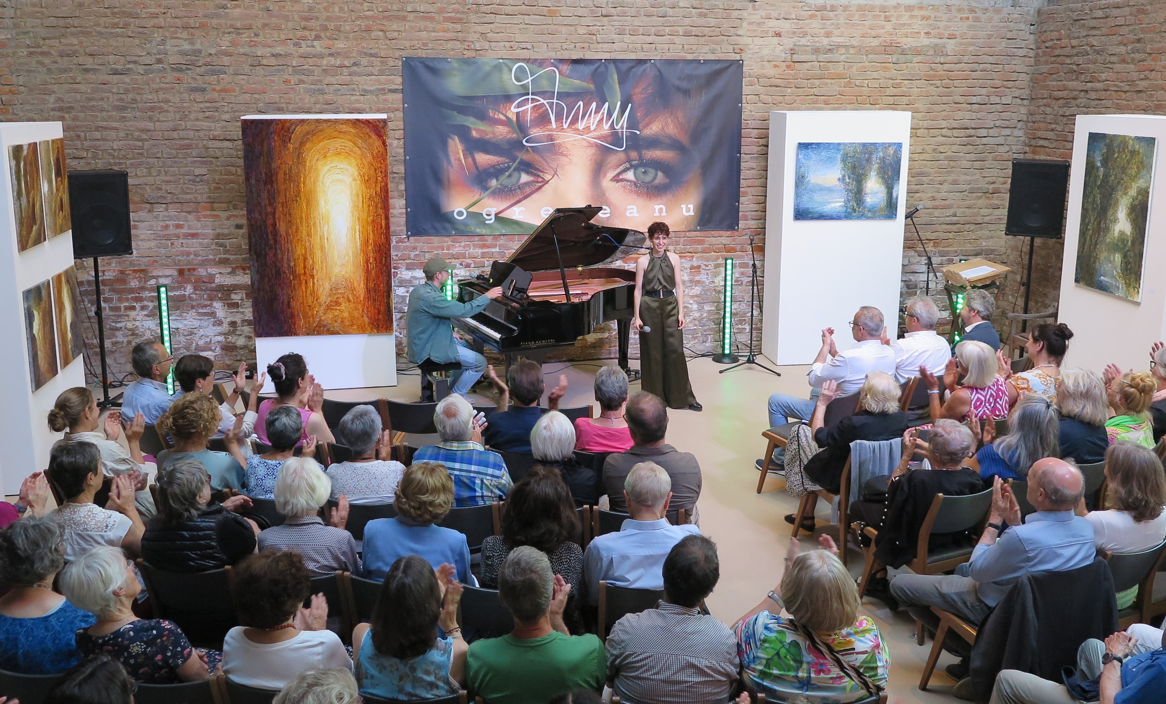 Auftaktkonzert der 17. Wachtberger Kulturwochen mit Gesangstalent Anny Ogrezeanu und Jens Gilles am Klavier. Auftaktkonzert der 17. Wachtberger Kulturwochen: Blick von oben auf das Konzert mit Gesangstalent Anny Ogrezeanu und Jens Gilles am Klavier.