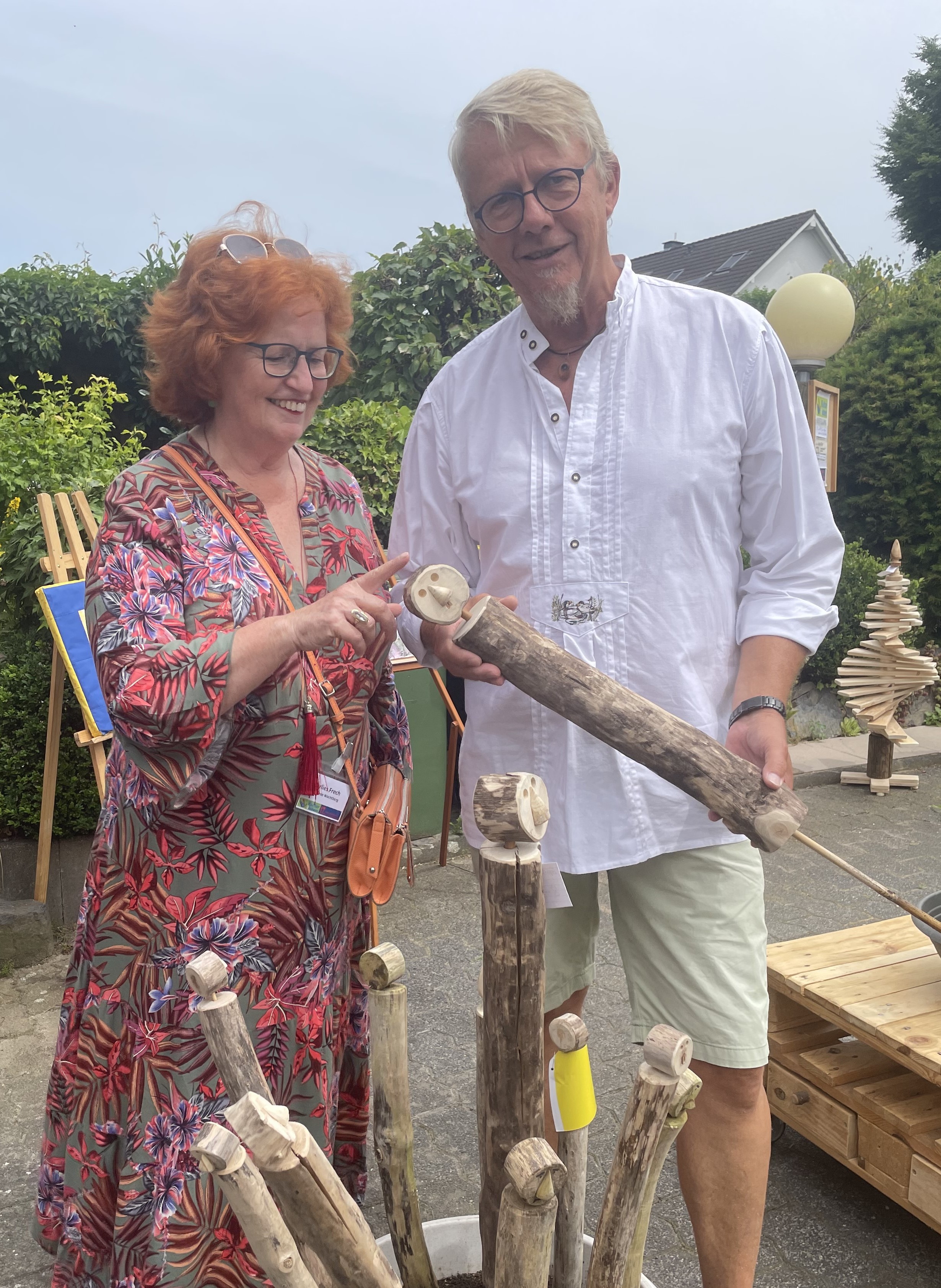 A. Grimm präsentiert M. Frech einen seiner Gartenwächter