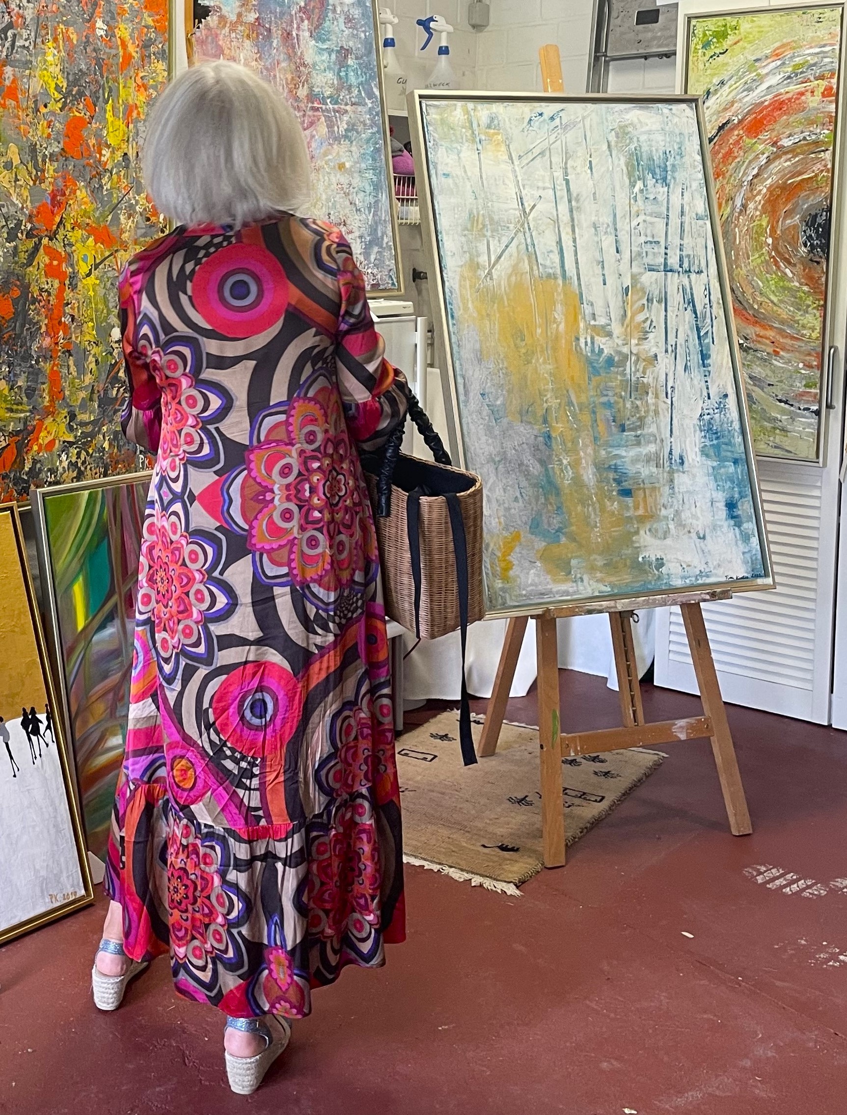 Fast wie zu einer Einheit verschmolzen – ein Gast betrachtet die Bilder von Petra Kostic