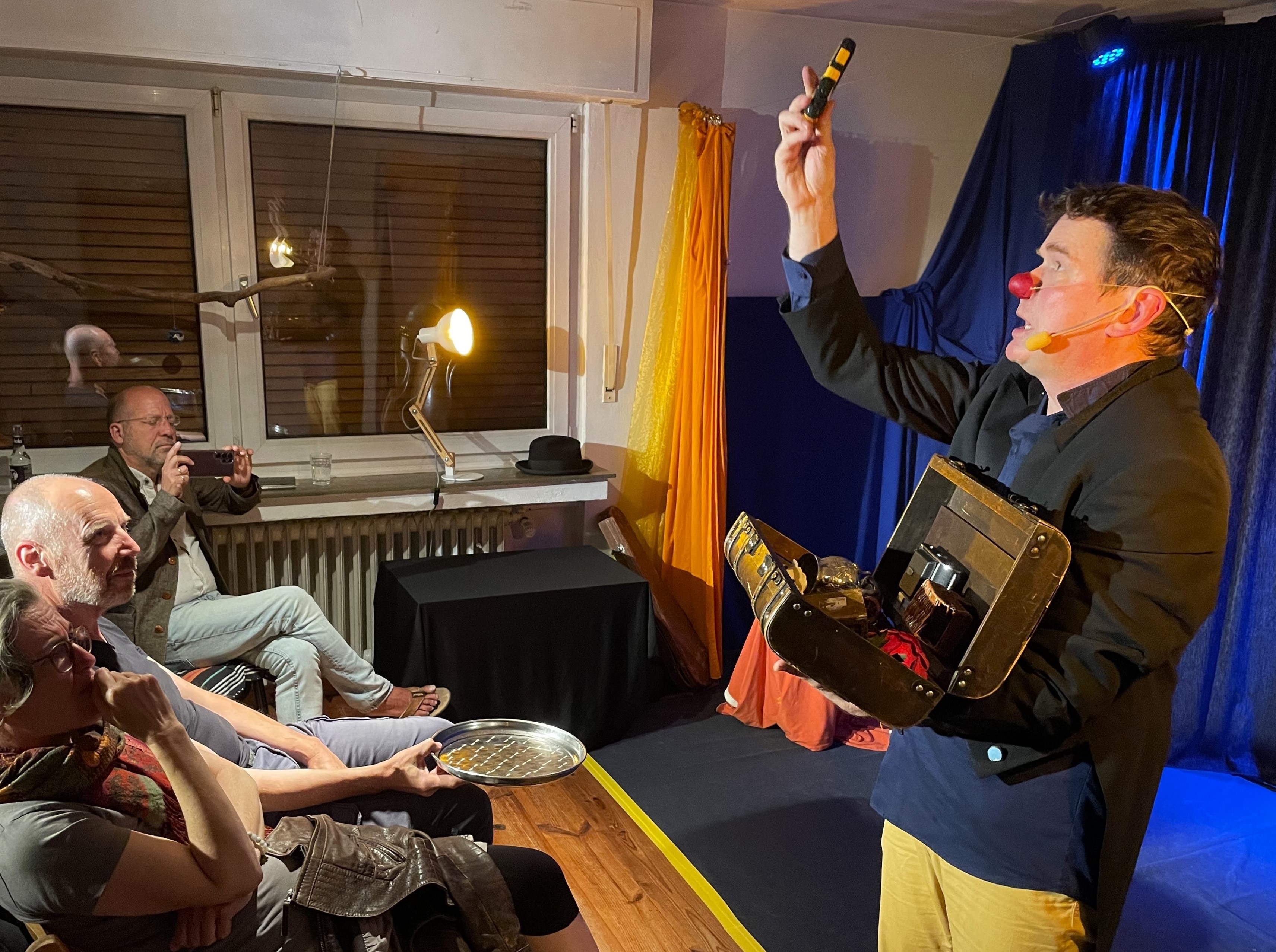 Rainer Kreuz lässt die Gäste Gegenstände auswählen und erfindet mit diesen Dingen dann spontan eine Geschichte Rainer Kreuz lässt die Gäste Gegenstände auswählen und erfindet mit diesen Dingen dann spontan eine Geschichte