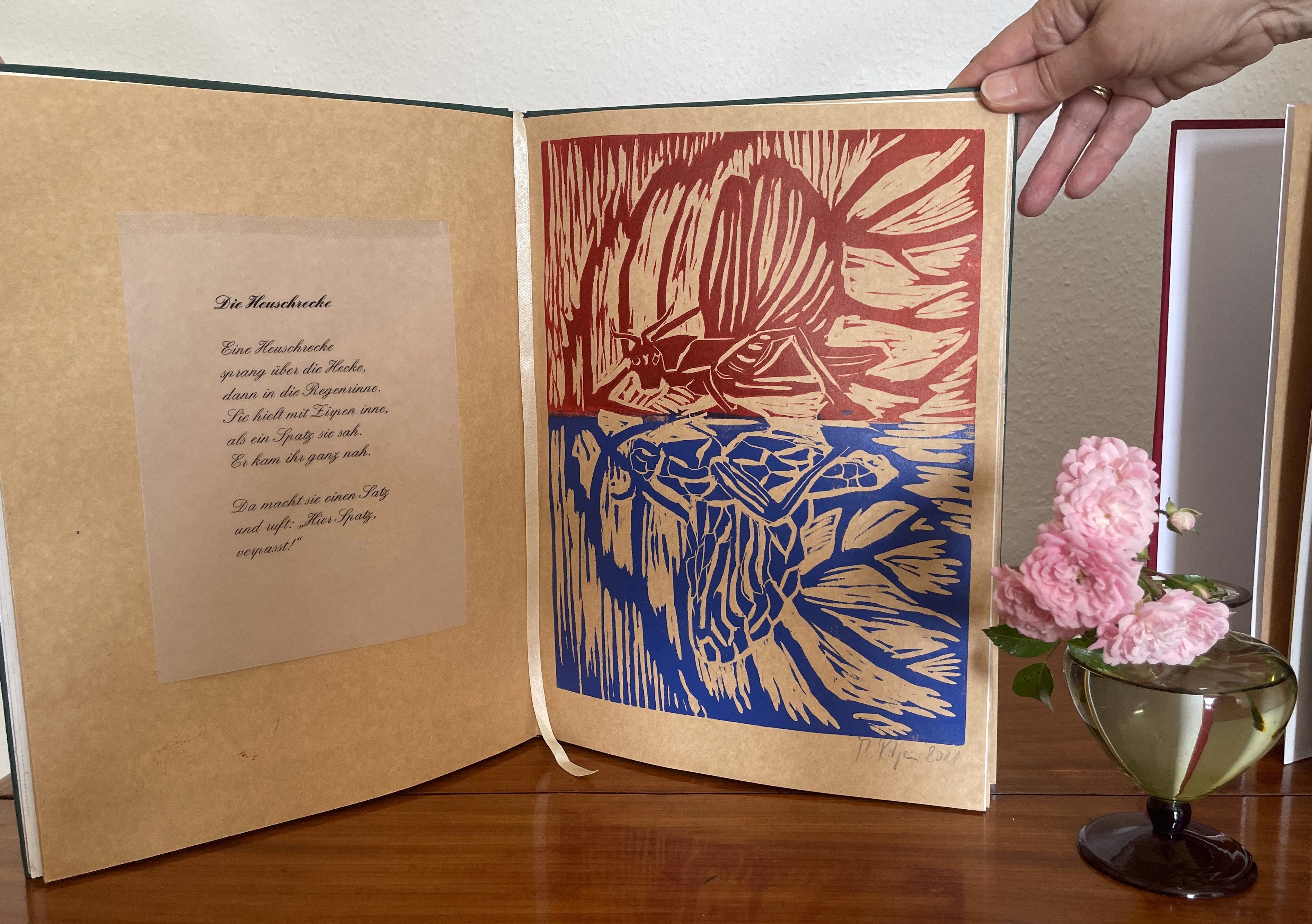 Buch mit Druck (rechte Seite) und Gedicht (linke Seite) „Die Heuschrecke“ von Melanie Ritgen.