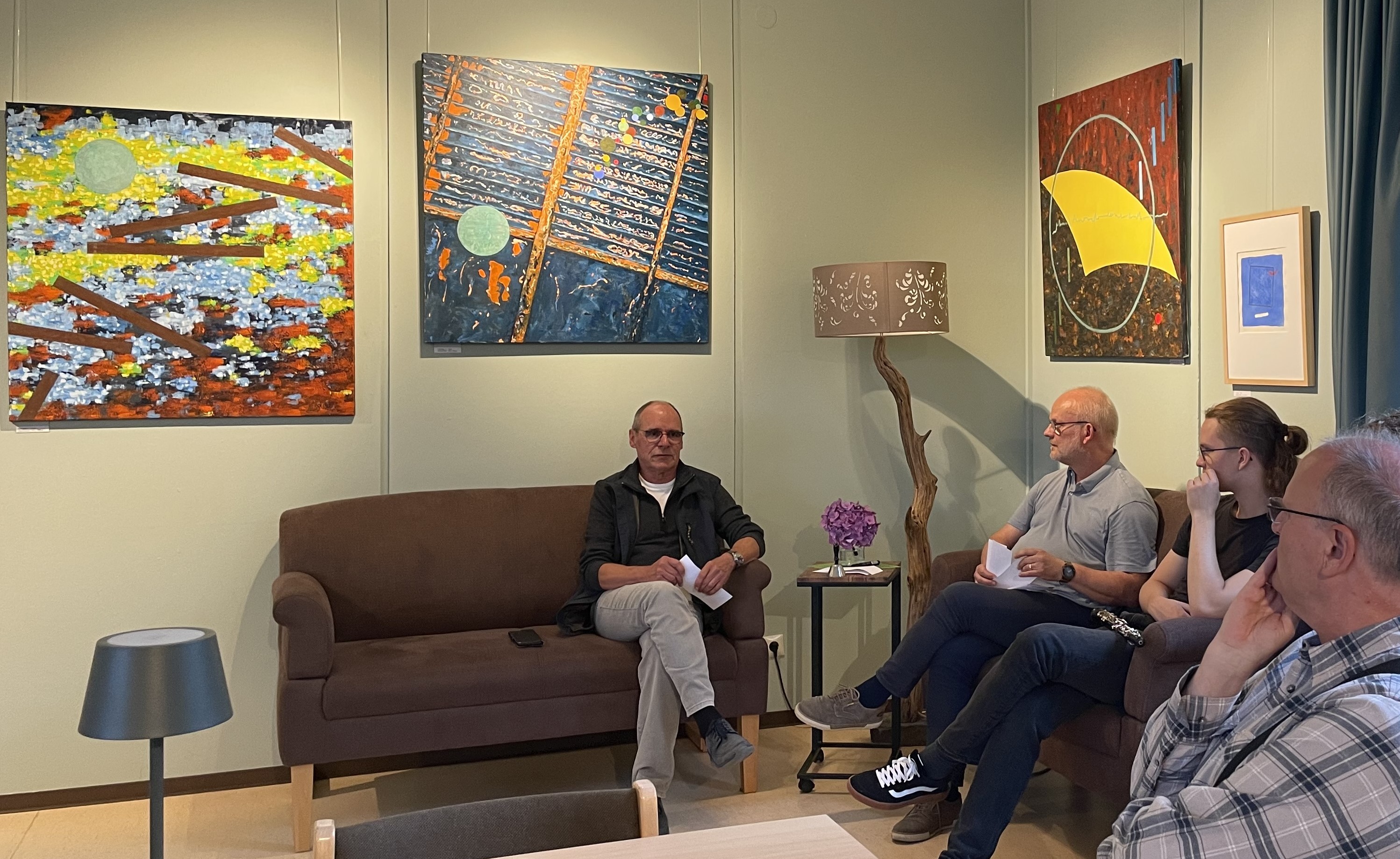 Künstler Thomas Riedel (li.) im Interview mit Michael Schönefeld (3.v.r.)