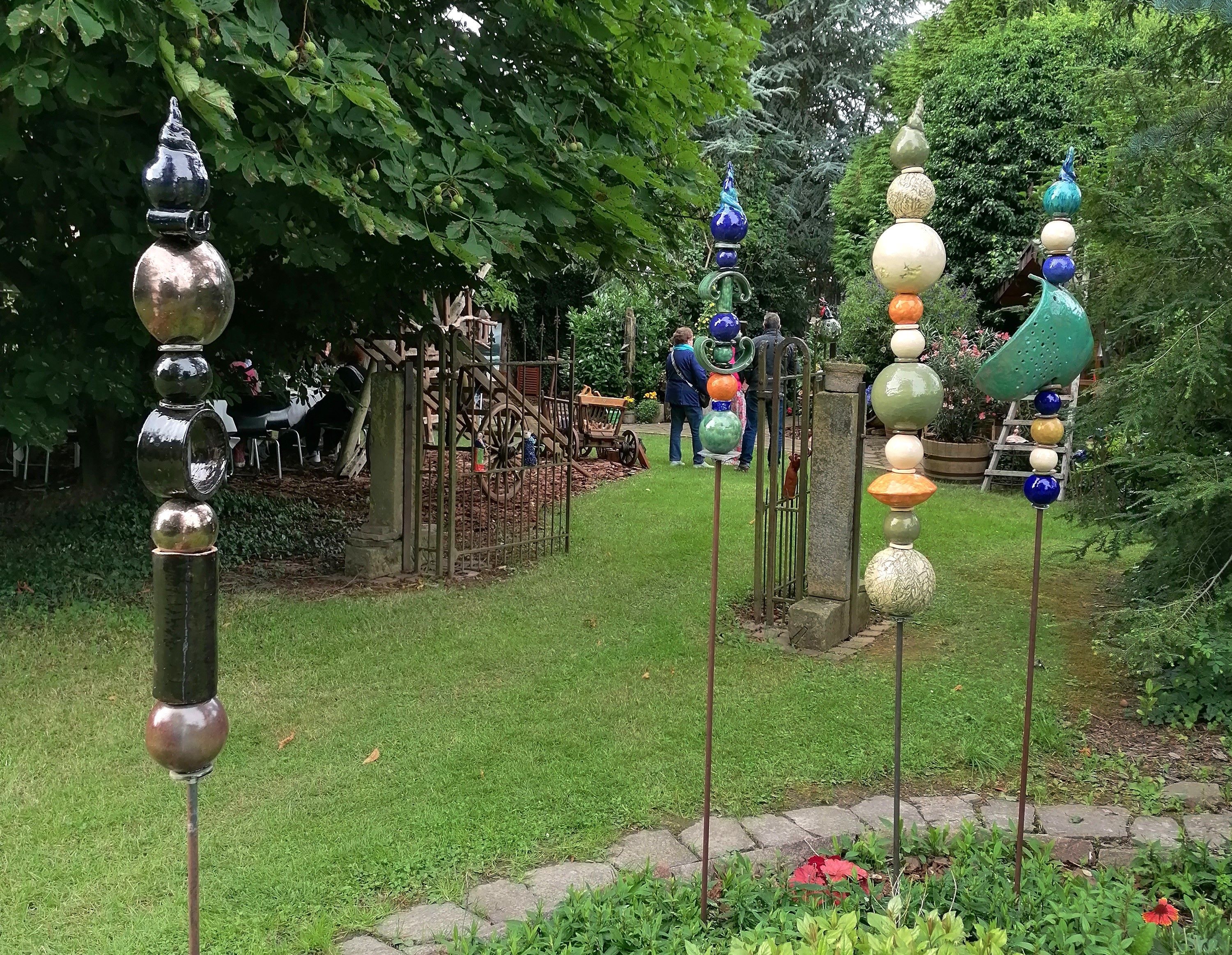 Verschiedene Stelen von Rita Heinrichs