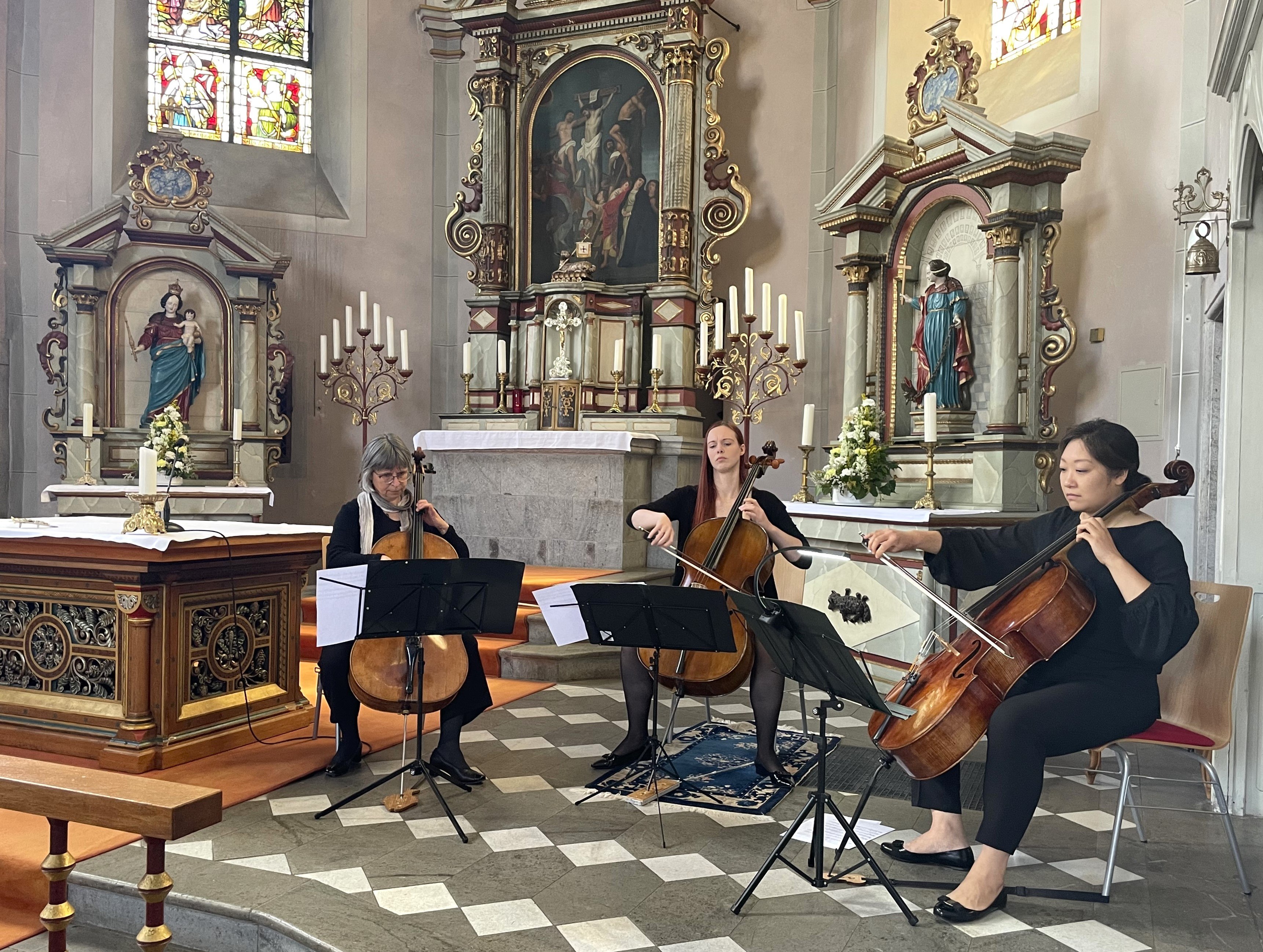 Trio Varaon mit den Cellistinnen (v.l.) Eva Walcher, Mara Scholl und Hyewon Lee-Scholl Trio Varaon mit den Cellistinnen (v.l.) Eva Walcher, Mara Scholl und Hyewon Lee-Scholl