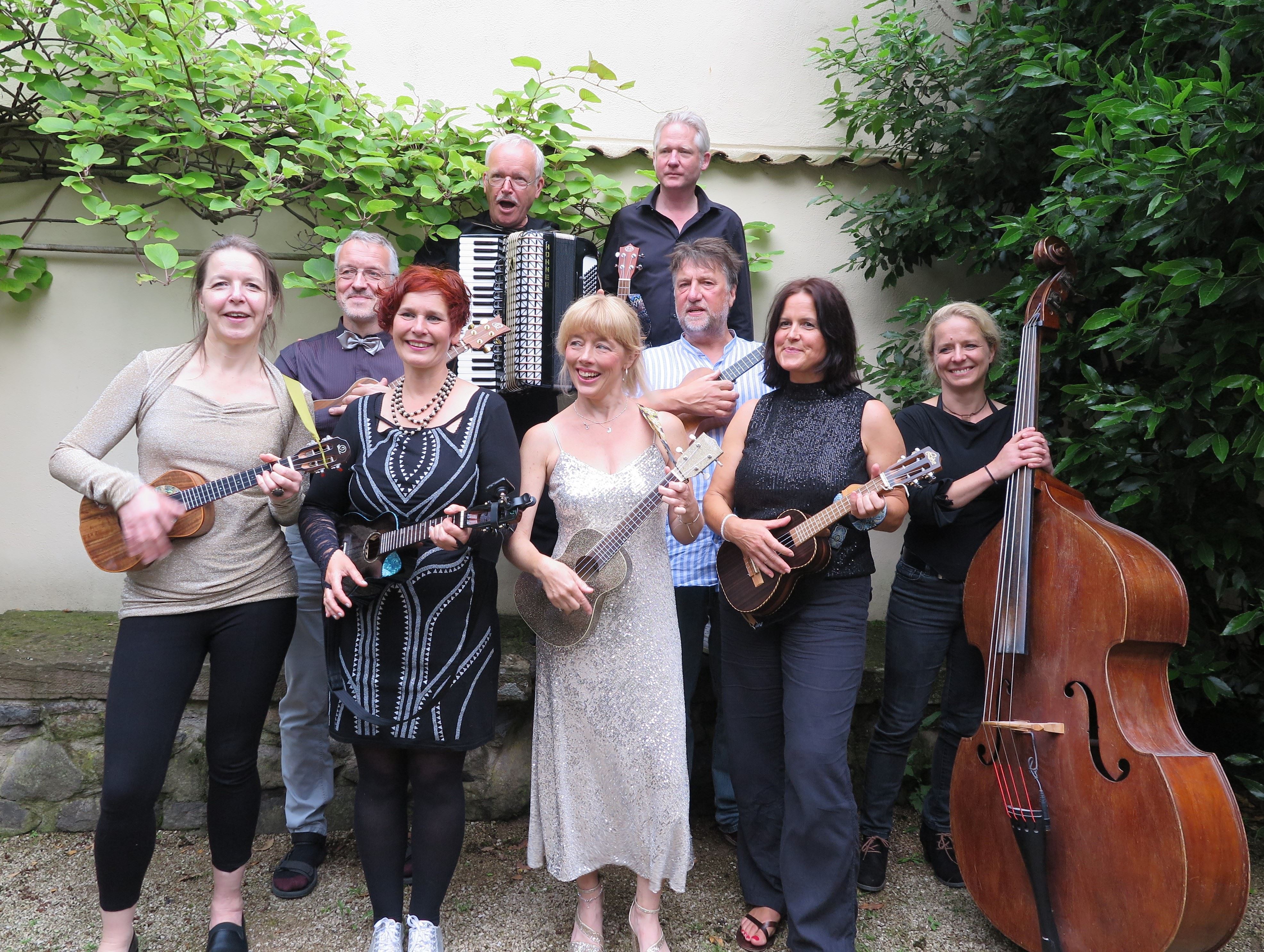 Uke Box – die Bandmitglieder: (v.l.) 1. Reihe: Anne Schneider, Stefanie Sawatzki, Jill Henne, Andrea Kusch, Eva Haupt, 2. Reihe: Jens Fitzke, Gereon Zeimet, 3. Reihe: Thomas Neumann, Michael Voß