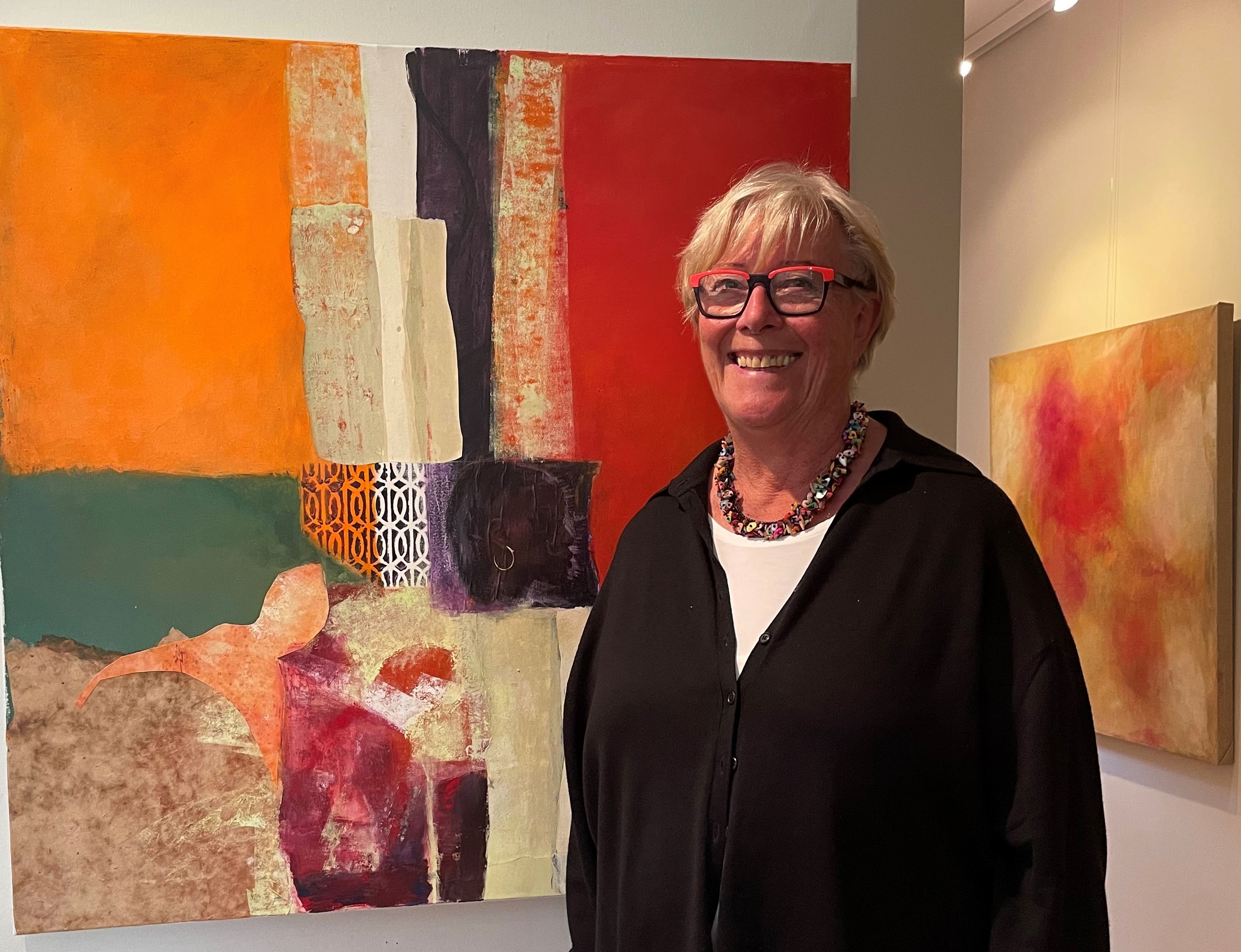 Hiltrud Westheide vor ihrem Bild „Quo vadis“ Hiltrud Westheide vor ihrem Bild „Quo vadis“