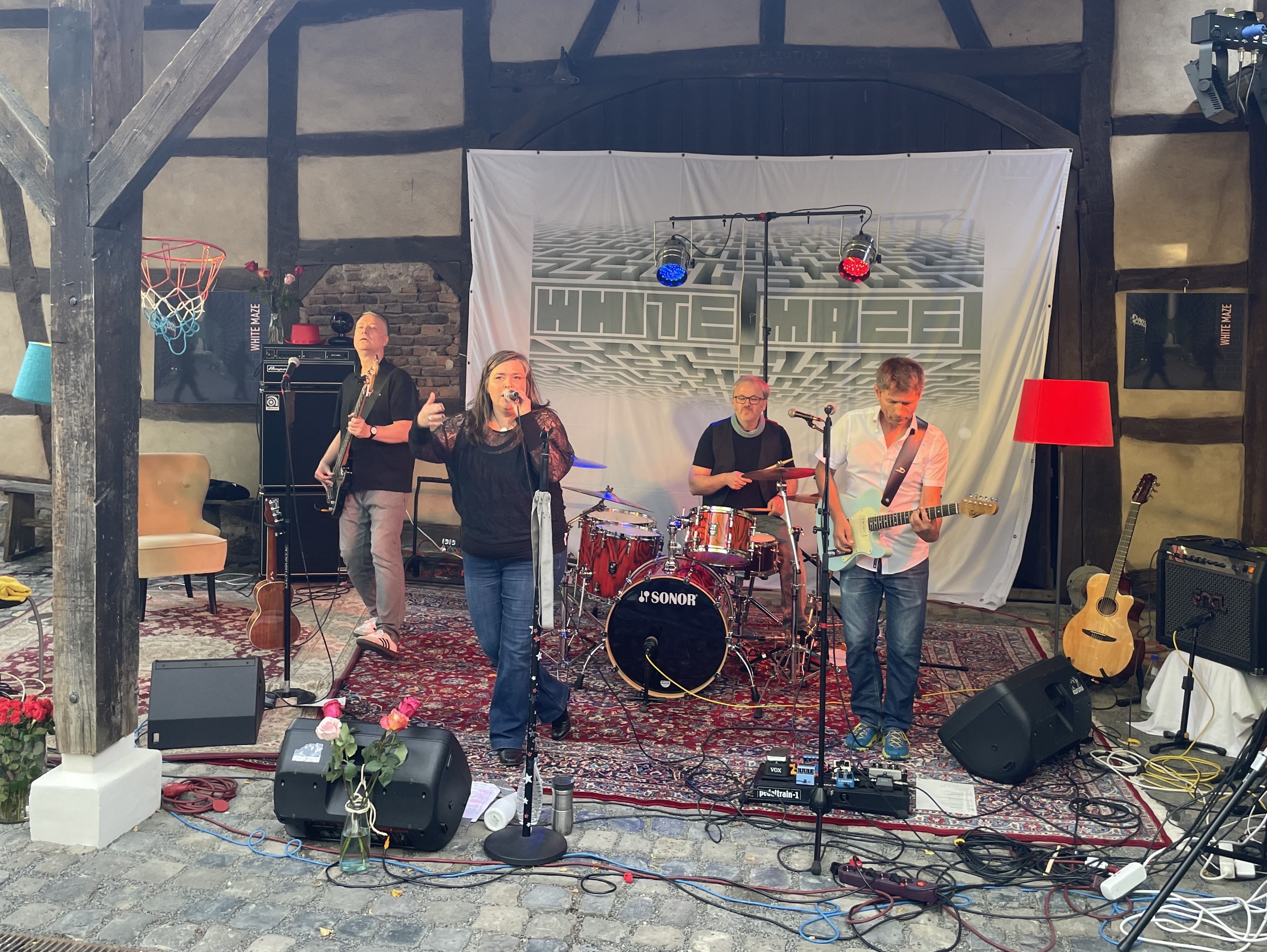 Indie-Rock von der Popband White-Maze