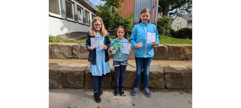 KGS Pech - Gruppenfoto mit den drei Gewinnern des Känguru-Wettbewerbs