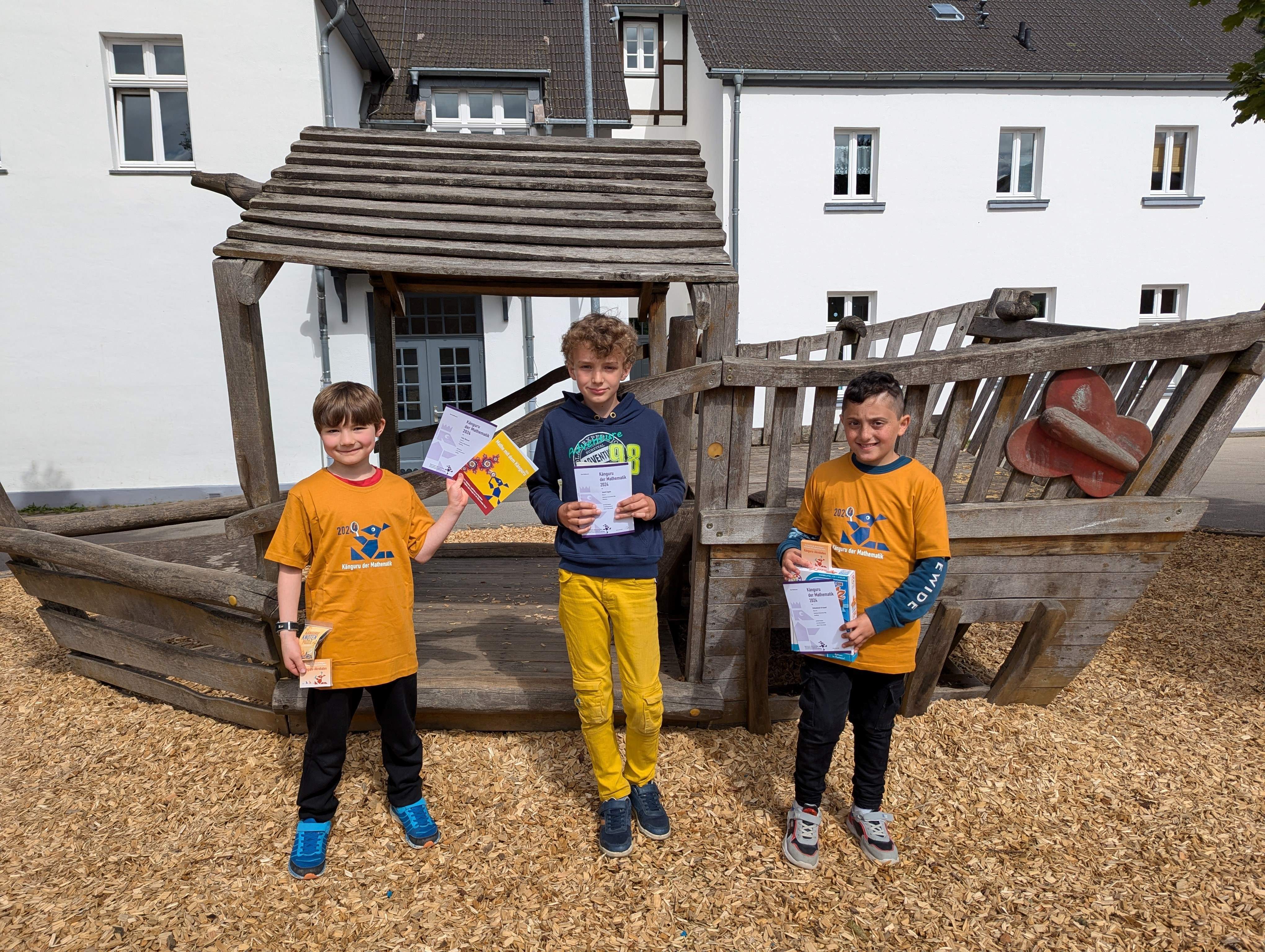 KGS Villip - die drei Gewinner des Känguru-Wettbewerbs KGS Villip - Gruppenfoto der drei Gewinner des Känguru-Wettbewerbs