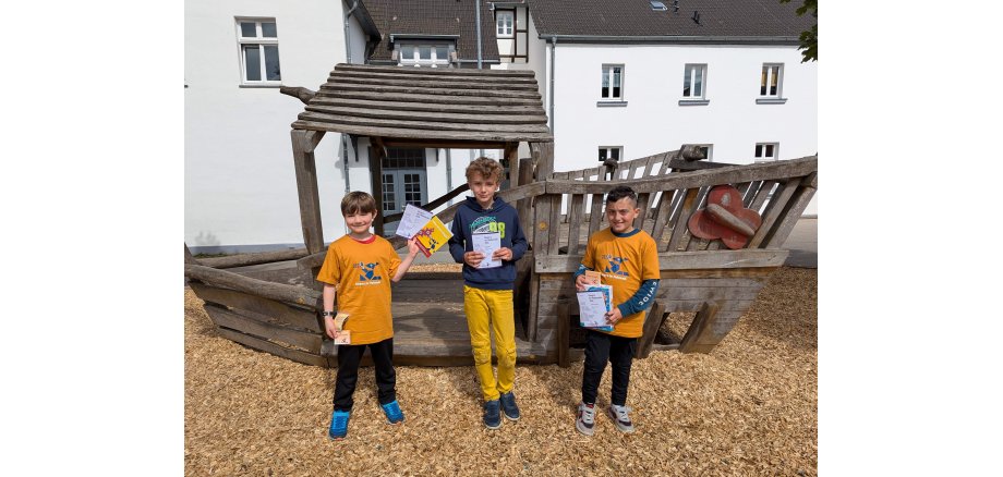 KGS Villip - Gruppenfoto der drei Gewinner des Känguru-Wettbewerbs