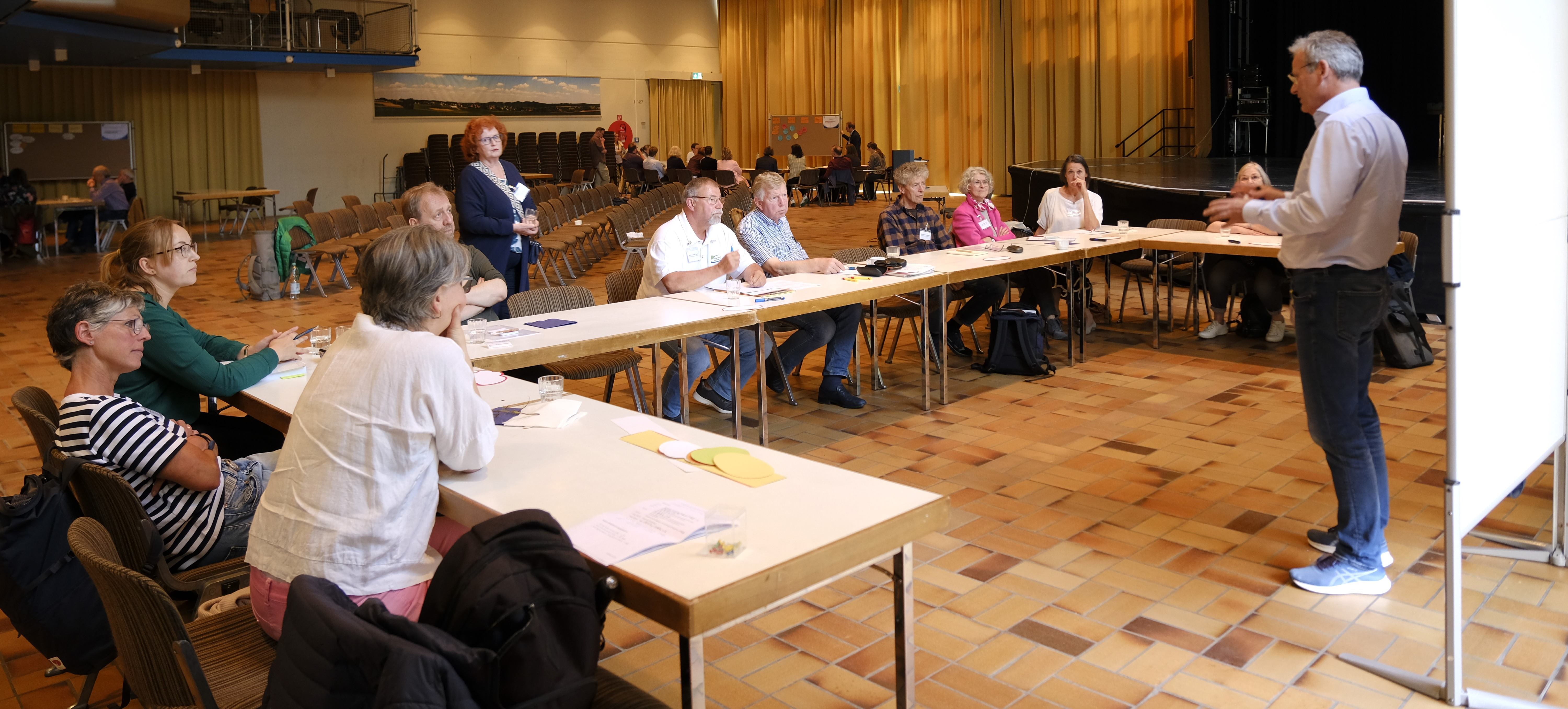 Sozialraumkonferenz: In Arbeitsgruppen wurden verschiedene Themenbereiche erörtert. Sozialraumkonferenz: In Arbeitsgruppen wurden verschiedene Themenbereiche erörtert. (Blick auf eine Arbeitsgruppe)