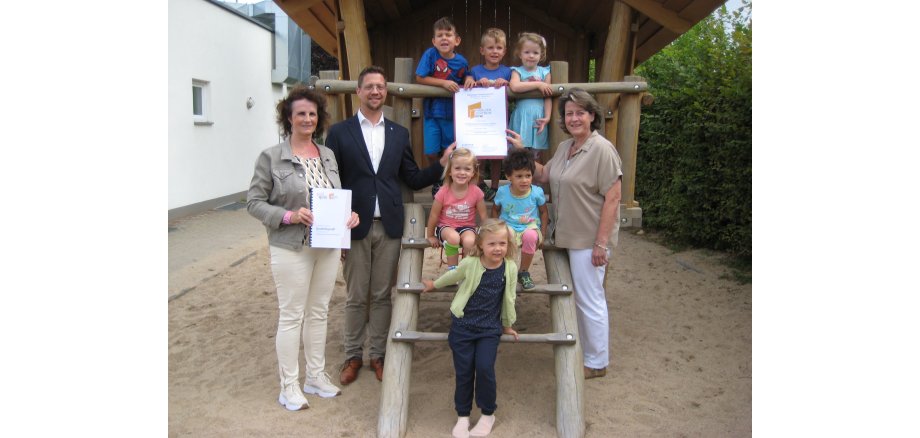 Freuen sich mit den Kindern über die erneute Rezertifizierung: (v.l.) Fachbereichsleiterin Sabine Radermacher, Beigeordneter Swen Christian und FZ-Leiterin Stefanie Weißenfels.