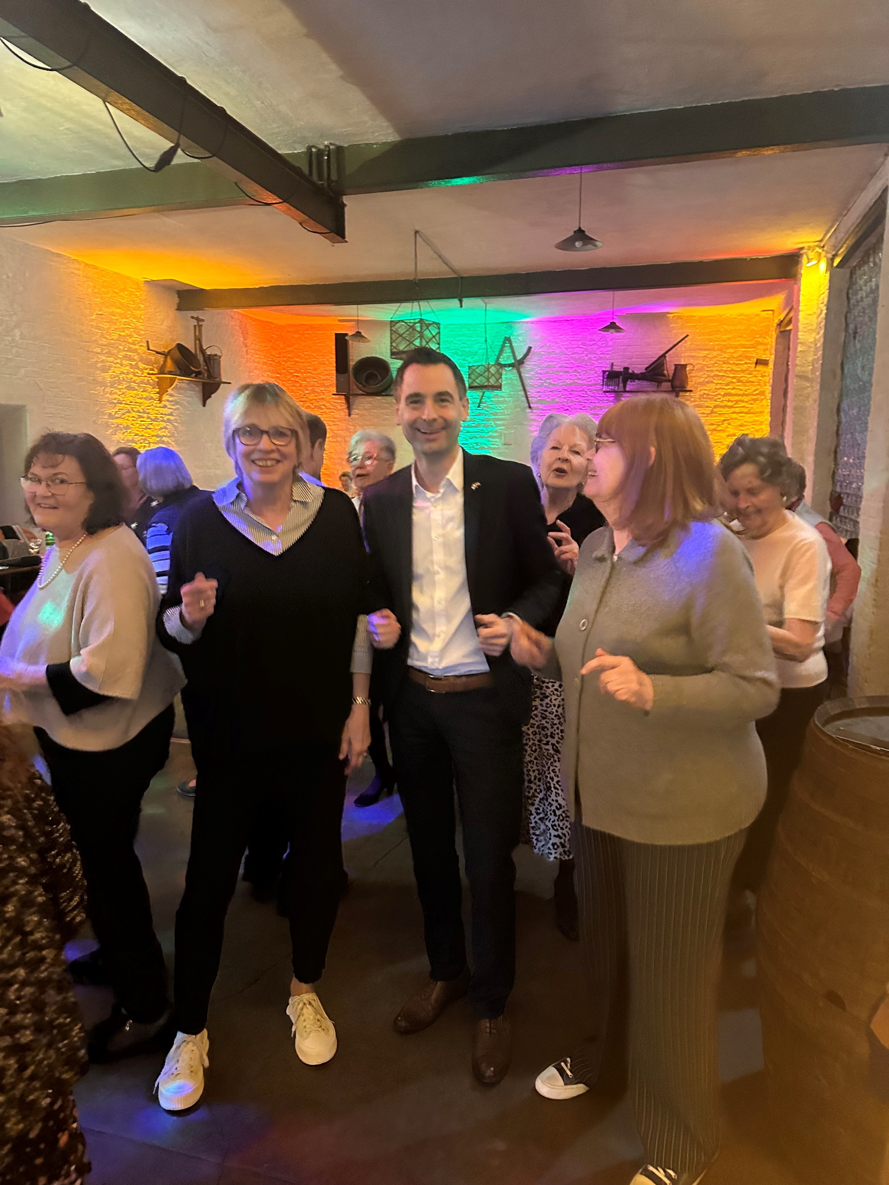 Jonathan Grunwald (Mitte) mit den Initiatorinnen Susanne Langguth (links) und Helga Ebel-Gerlach (rechts) von „gemeinsam statt einsam“ bei der Premiere der Veranstaltungsreihe „Schwofen wie in alten Zeiten“, einer Tanzparty für 60, 70, 80-Jährige im Februar 2024. Jonathan Grunwald (Mitte) mit den Initiatorinnen Susanne Langguth (links) und Helga Ebel-Gerlach (rechts) von „gemeinsam statt einsam“ bei der Premiere der Veranstaltungsreihe „Schwofen wie in alten Zeiten“, einer Tanzparty für 60, 70, 80-Jährige im Februar 2024