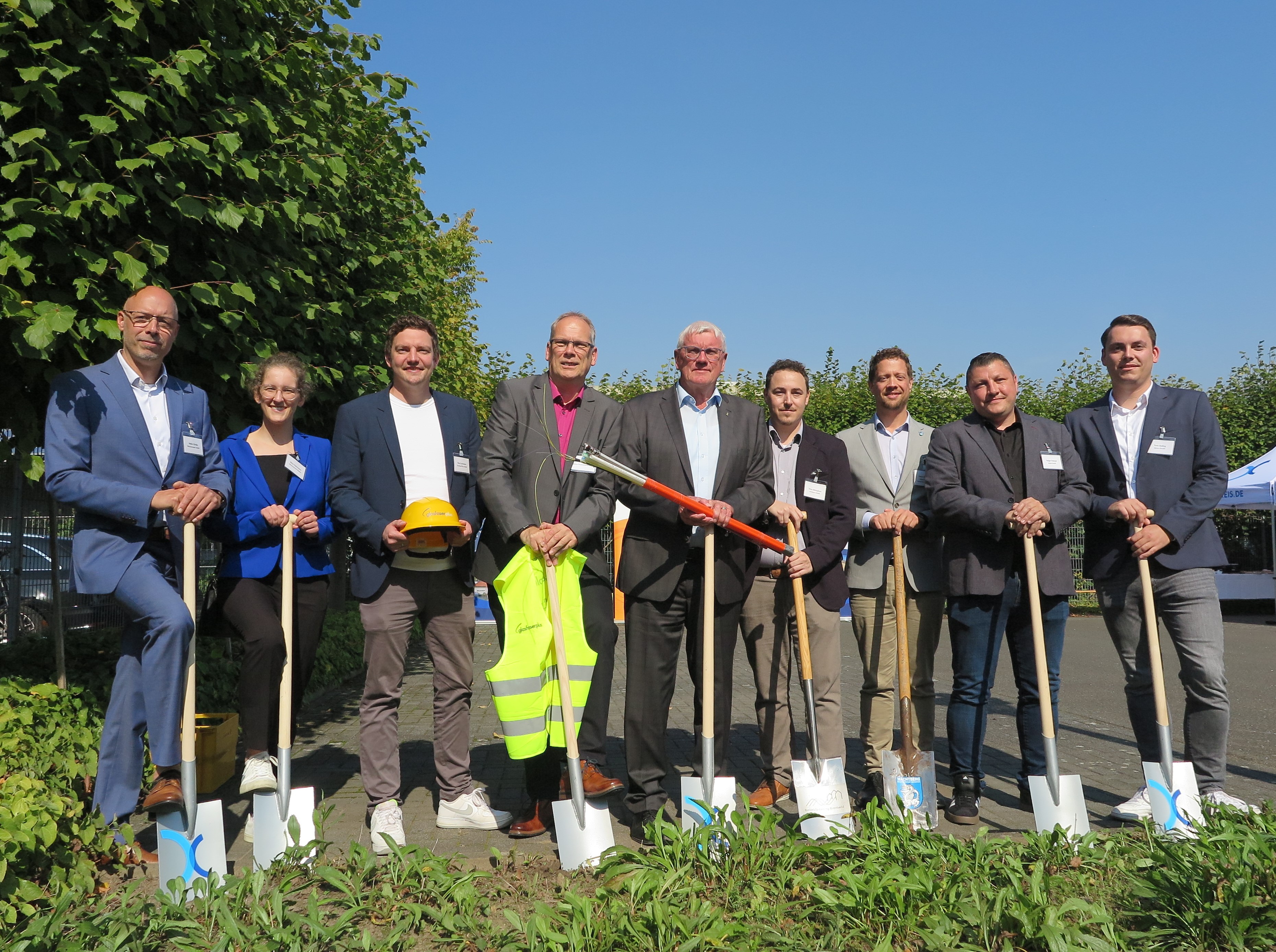 Spatenstich: (v.l.) Heiko Grebe (Westconnect), Alice Fuhrmann (Westconnect), Eike Eschmann (GlasfaserPlus), Stefan Mysliwitz (Telekom), Landrat Sebastian Schuster, Timo Klömpken (Fördermittelberater aconium), Swen Christian (Gemeinde Wachtberg), Holger Krämer (epcan) und Tom Geling (epcan). Spatenstich: (v.l.) Heiko Grebe (Westconnect), Alice Fuhrmann (Westconnect), Eike Eschmann (GlasfaserPlus), Stefan Mysliwitz (Telekom), Landrat Sebastian Schuster, Timo Klömpken (Fördermittelberater aconium), Swen Christian (Gemeinde Wachtberg), Holger Krämer (epcan) und Tom Geling (epcan).