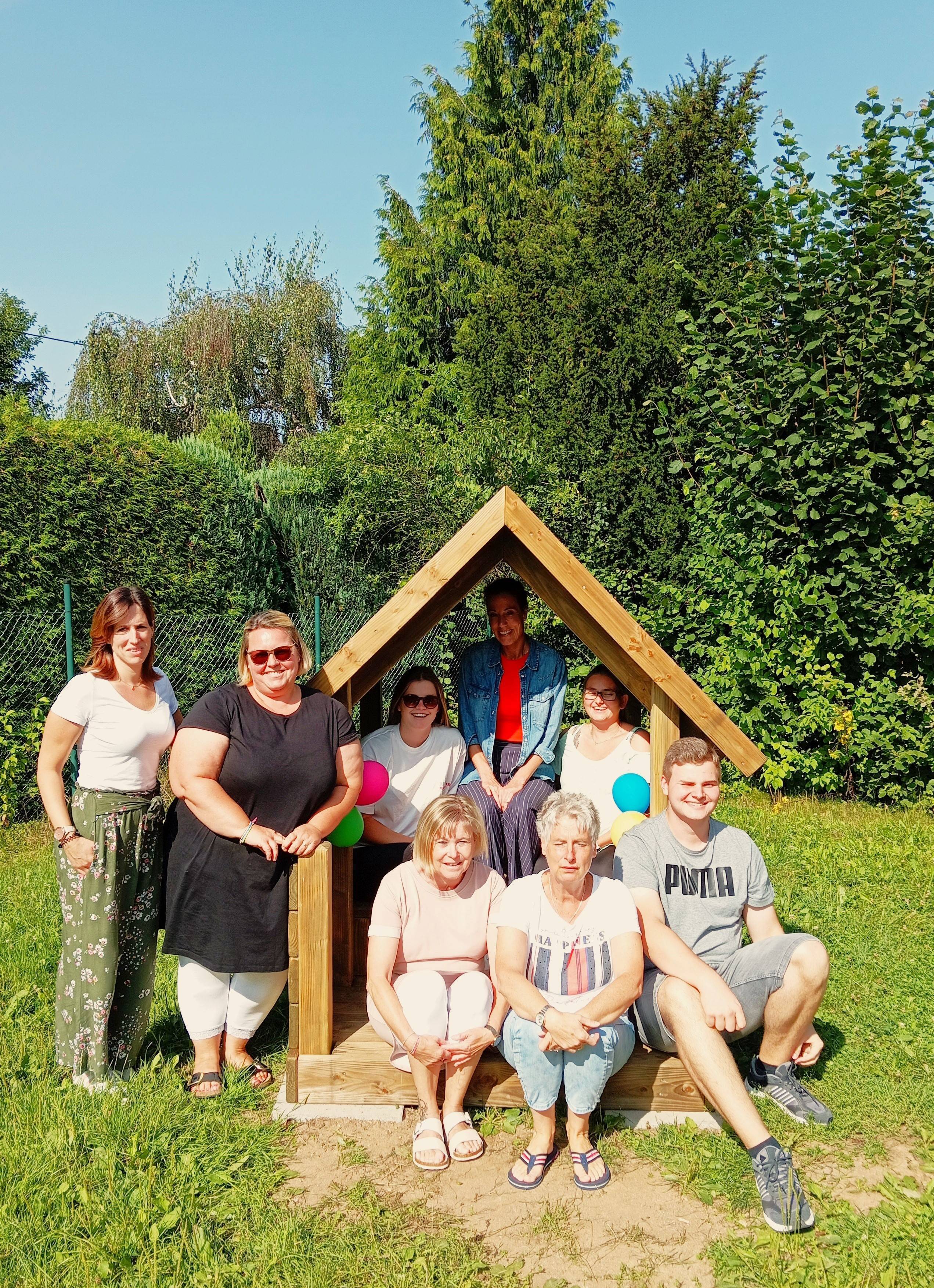 Platz für Klein & Groß – die Mitarbeiterinnen der Kita nehmen Platz im neuen Spielhaus