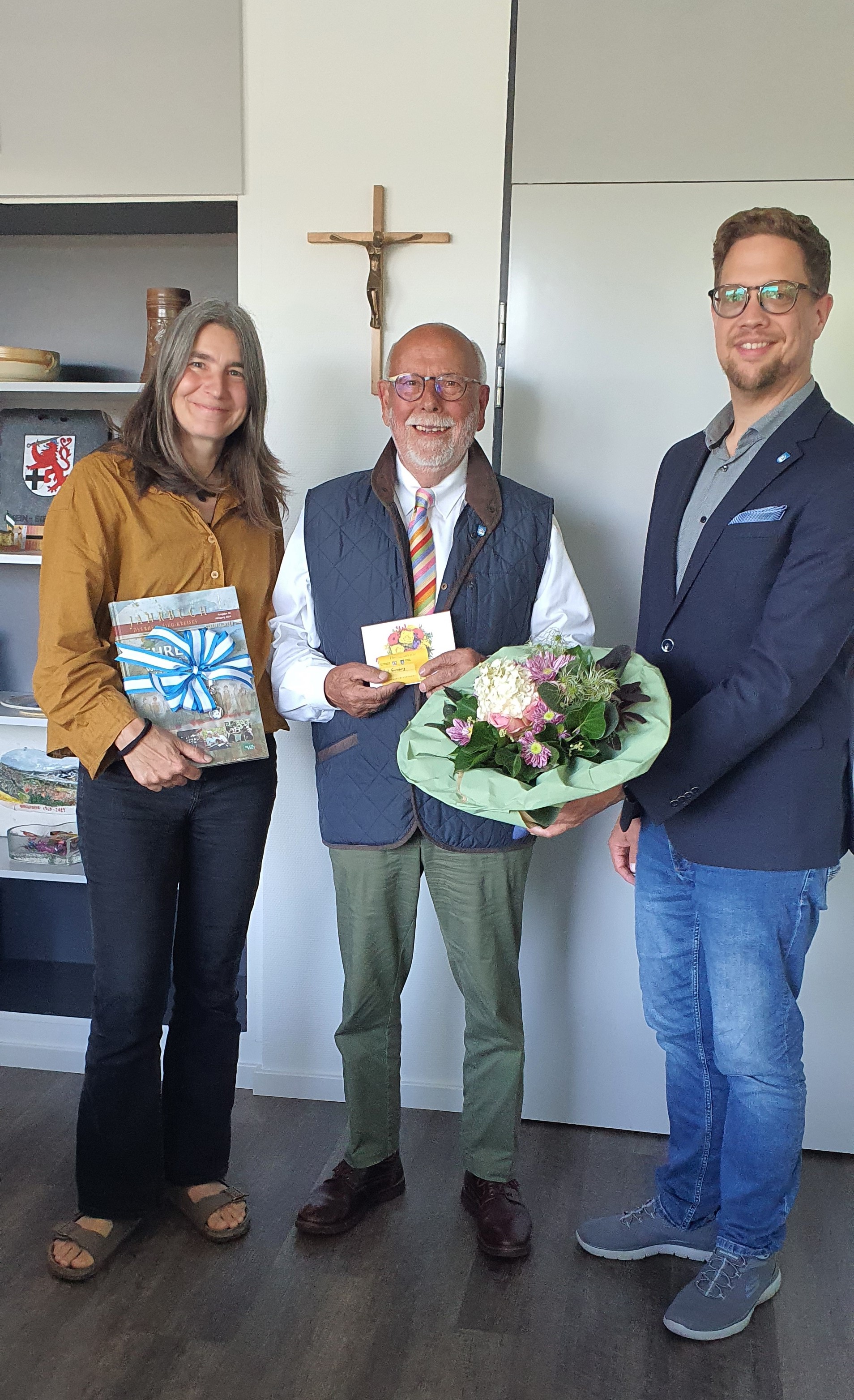Überreichung der Jubiläumsehrenamtskarte (v.l. Katja Ackermann, Paul Giersberg, Beigeordneter Swen Christian) Überreichung der Jubiläumsehrenamtskarte (v.l. Katja Ackermann, Paul Giersberg, Beigeordneter Swen Christian)