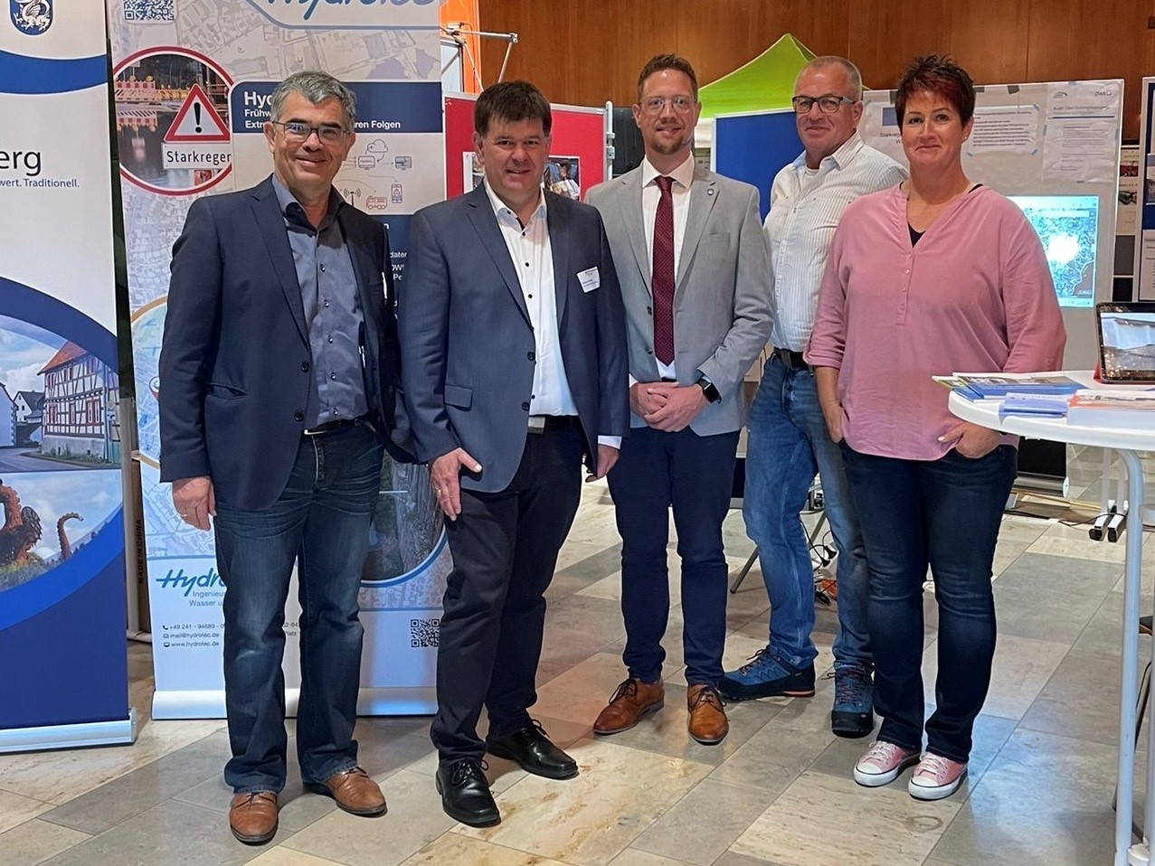 (v.l.n.r. ) Volker Strehl (stellv. Vorstand der Gemeindewerke Wachtberg AöR), Torsten Bölinger (Technischer Beigeordneter der Stadt Rheinbach), Swen Christian (Beigeordneter der Gemeinde Wachtberg), Rolf Bertram (stellv. Leiter des Fachbereichs Hoch- und Tiefbau ), Jeannette Herrmann (Leiterin des Fachbereichs Gemeindeentwicklung und Bauleitplanung) (v.l.n.r. ) Volker Strehl (stellv. Vorstand der Gemeindewerke Wachtberg AöR), Torsten Bölinger (Technischer Beigeordneter der Stadt Rheinbach), Swen Christian (Beigeordneter der Gemeinde Wachtberg), Rolf Bertram (stellv. Leiter des Fachbereichs Hoch- und Tiefbau ), Jeannette Herrmann (Leiterin des Fachbereichs Gemeindeentwicklung und Bauleitplanung)