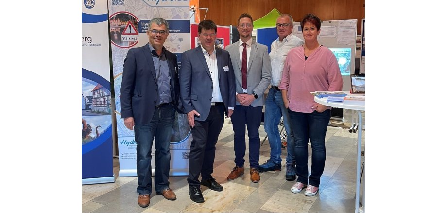 (v.l.n.r. ) Volker Strehl (stellv. Vorstand der Gemeindewerke Wachtberg AöR), Torsten Bölinger (Technischer Beigeordneter der Stadt Rheinbach), Swen Christian (Beigeordneter der Gemeinde Wachtberg), Rolf Bertram (stellv. Leiter des Fachbereichs Hoch- und Tiefbau ), Jeannette Herrmann (Leiterin des Fachbereichs Gemeindeentwicklung und Bauleitplanung)
