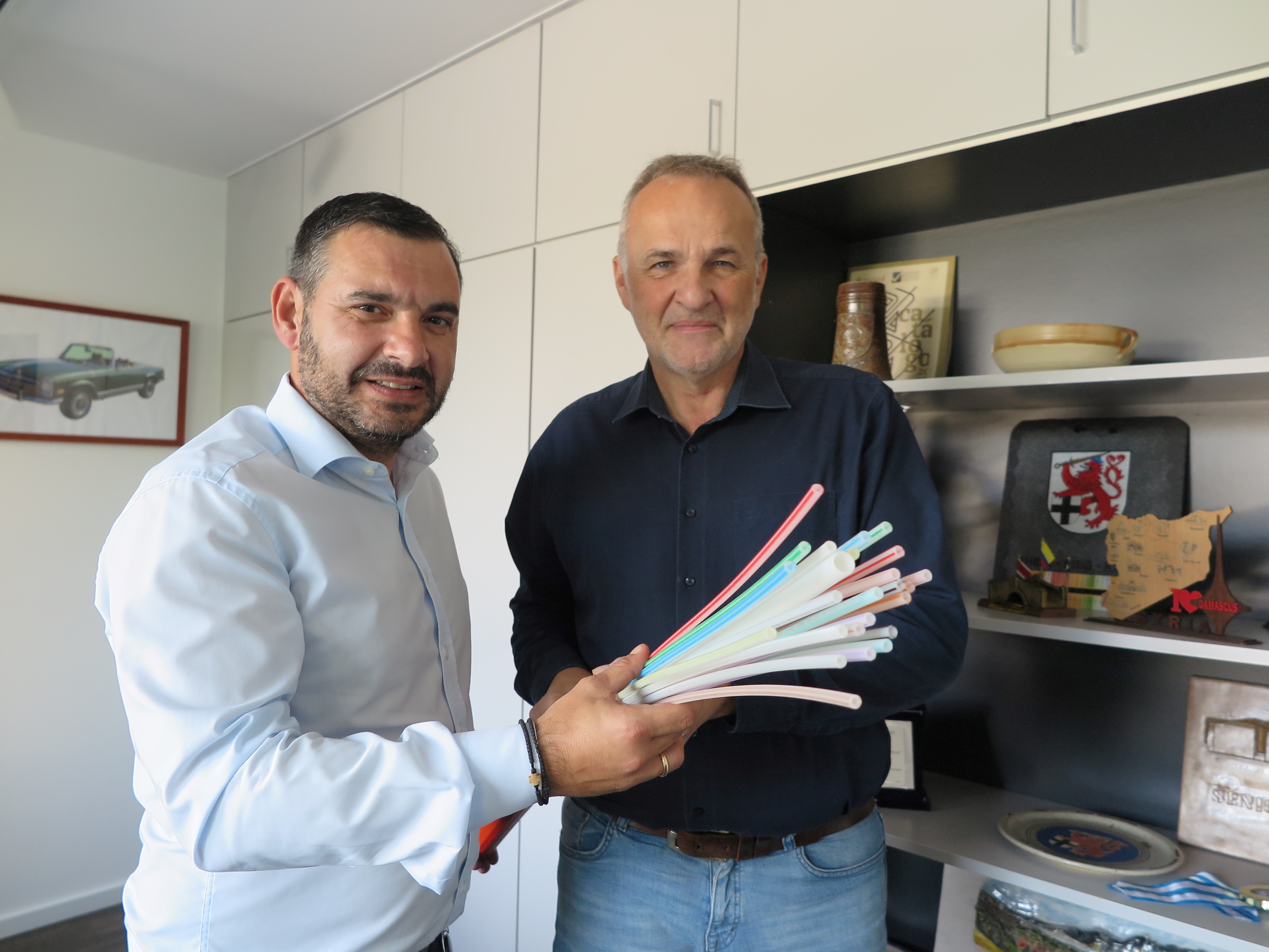 Bürgermeister Jörg Schmidt (re.) freut sich mit Vertriebsleiter Nikolaos Pantios über den weiteren Glasfaserausbau von bn:t in Wachtberg. (Foto: Gemeinde Wachtberg/mm)