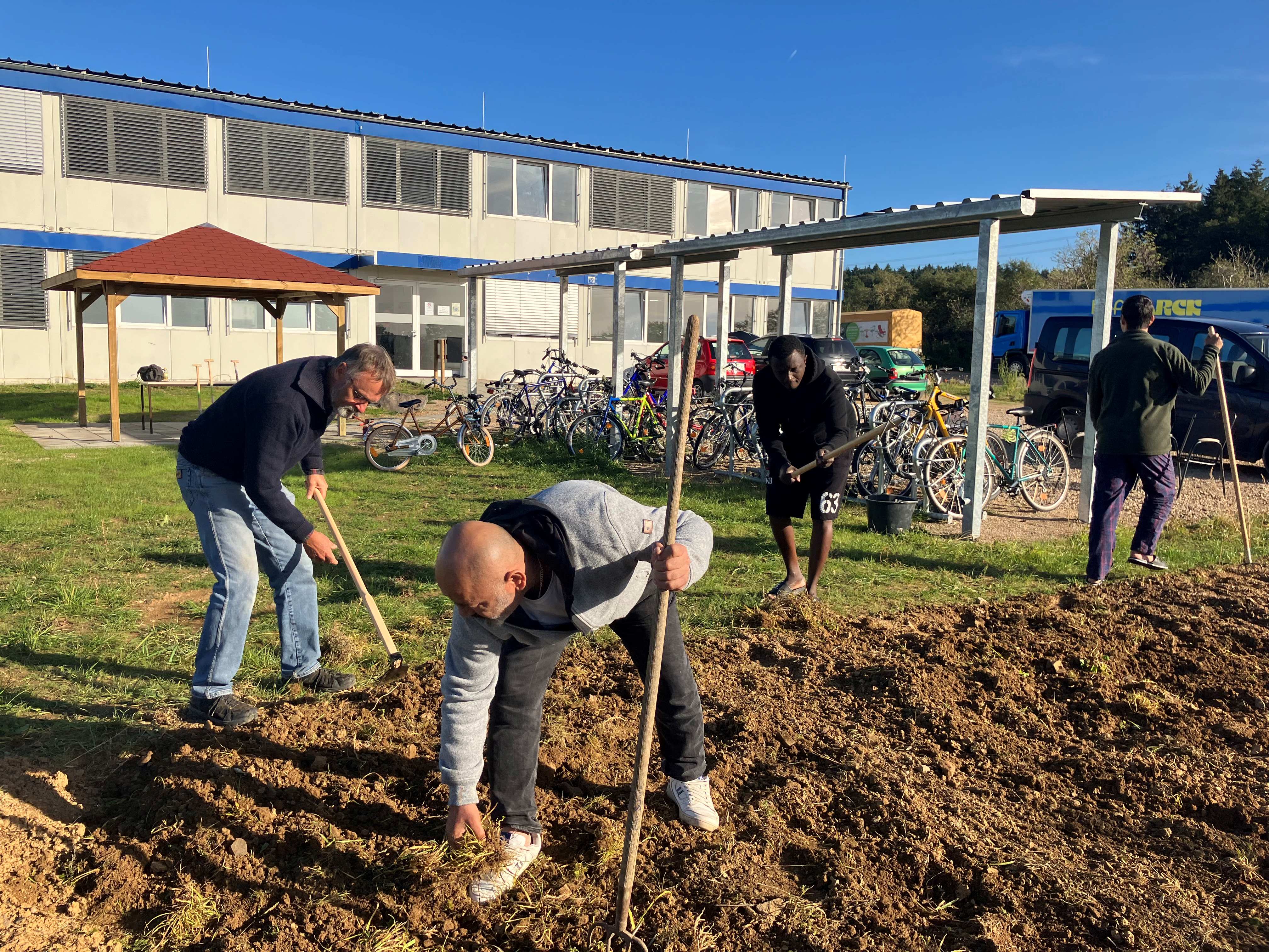Gartenprojekt: Gemeinsam legen Geflüchtete und Wachtberger Ehrenamtler ein Beet an. (Foto: Gemeinde Wachtberg/ka)