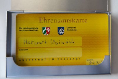 Jubiläumsehrenamtskarte für Herwart Weinrich. (Foto: Gemeinde Wachtberg/mm)