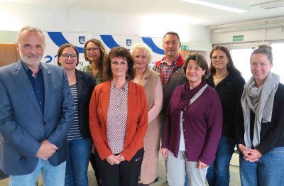 Bürgermeister Jörg Schmidt (li.) dankte den Mitwirkenden der Projektgruppe für die Erstellung eines Kinderschutzkonzeptes für Wachtbergs kommunale Kitas. (Foto: Gemeinde Wachtberg/mm)