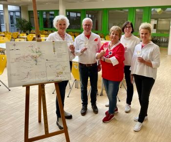 Champagner-Seminar: Das Team des Partnerschaftsvereins in französischem Blau-weiß-rot. (Foto: Stefan Hahn)