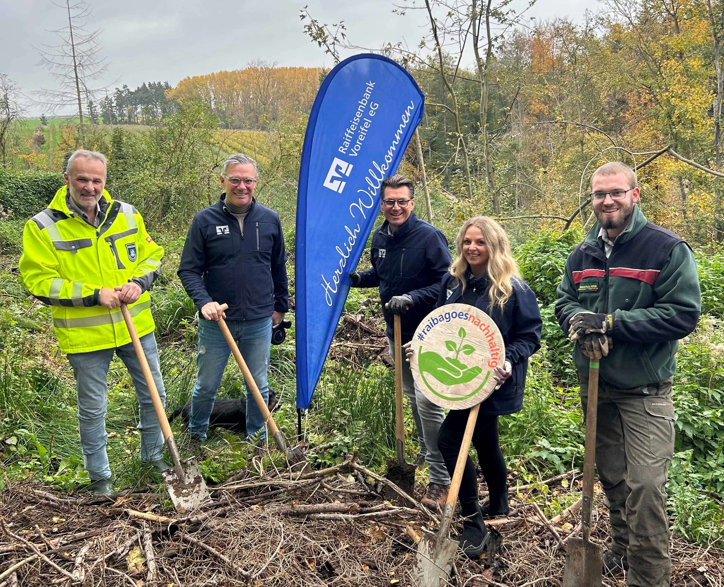 RaiBa-Baumpflanzaktion mit (v.l.n.r.) Jörg Schmidt, Burchard Kraus, Mathias Lutz, Saskia Roth, Felix Dönges. (Foto: Miriam Hinz)