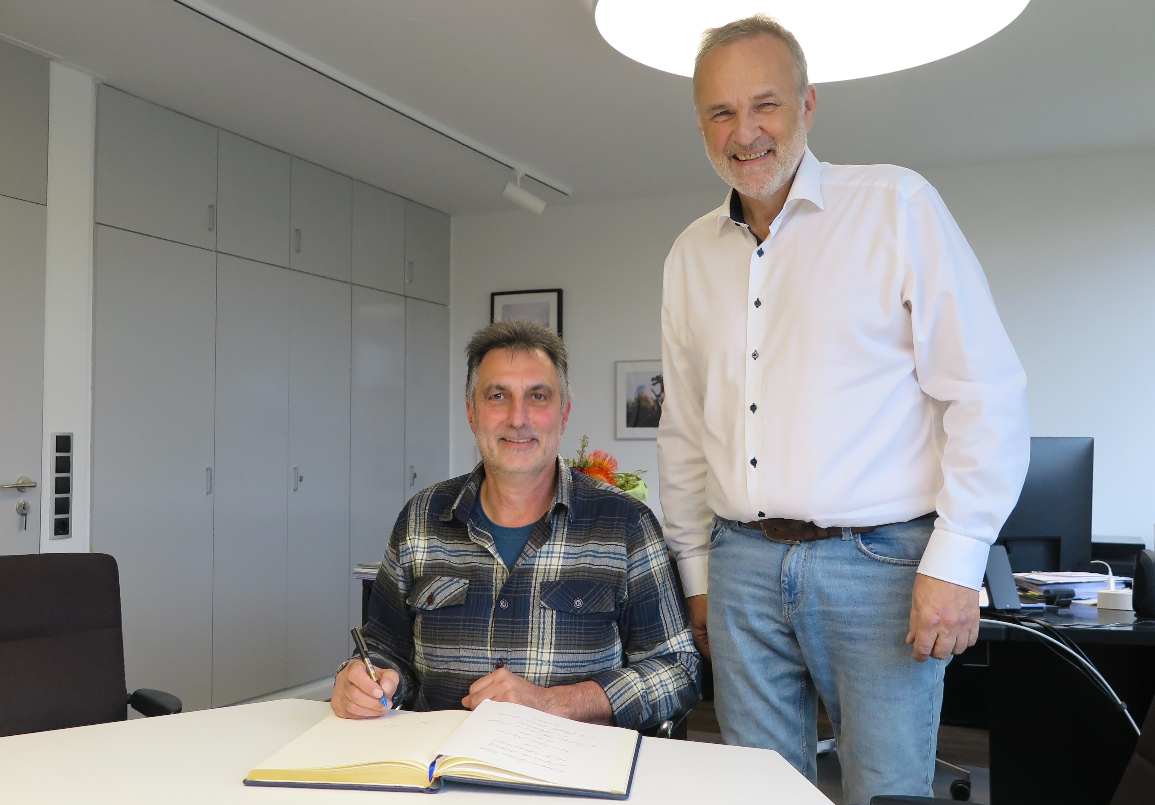 Eintrag ins Goldene Buch der Gemeinde Wachtberg. Bernd Krahforst (li.) mit Bürgermeister Jörg Schmidt. (Foto: Gemeinde Wachtberg/mm)