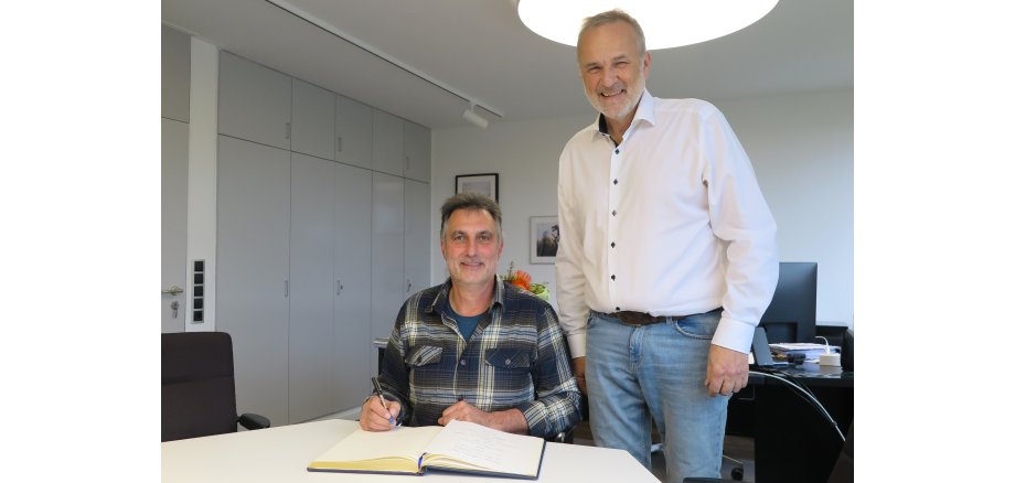 Eintrag ins Goldene Buch der Gemeinde Wachtberg. Bernd Krahforst (li.) mit Bürgermeister Jörg Schmidt. (Foto: Gemeinde Wachtberg/mm)